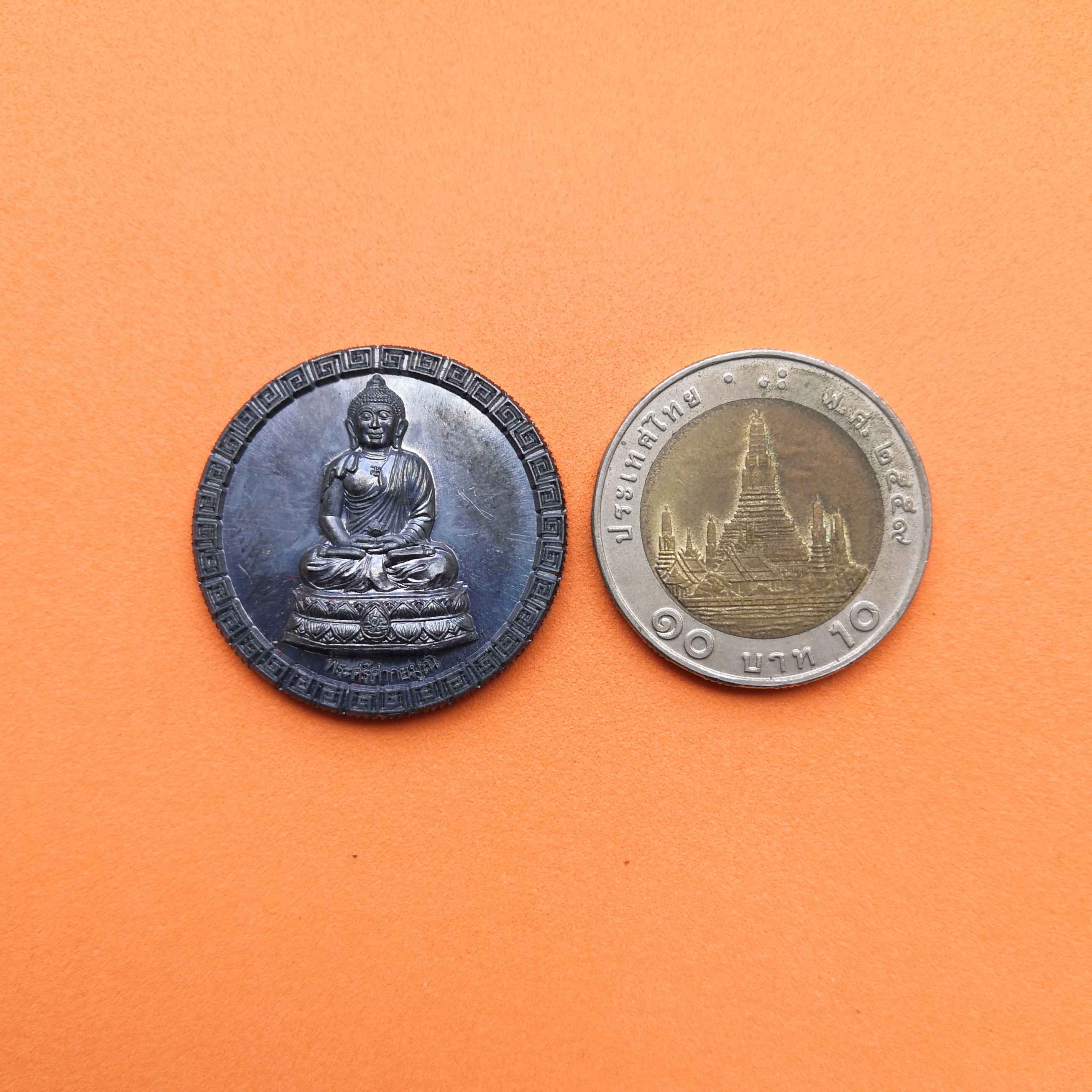 เหรียญเนื้อเงิน พระศรีศากยมุณี รุ่นฉลองปีกาญจนาภิเษก วัดกวงยี่ อ.เมืองผิงตง ประเทศไต้หวัน ปี 2539 ขนาด 2.8 เซน