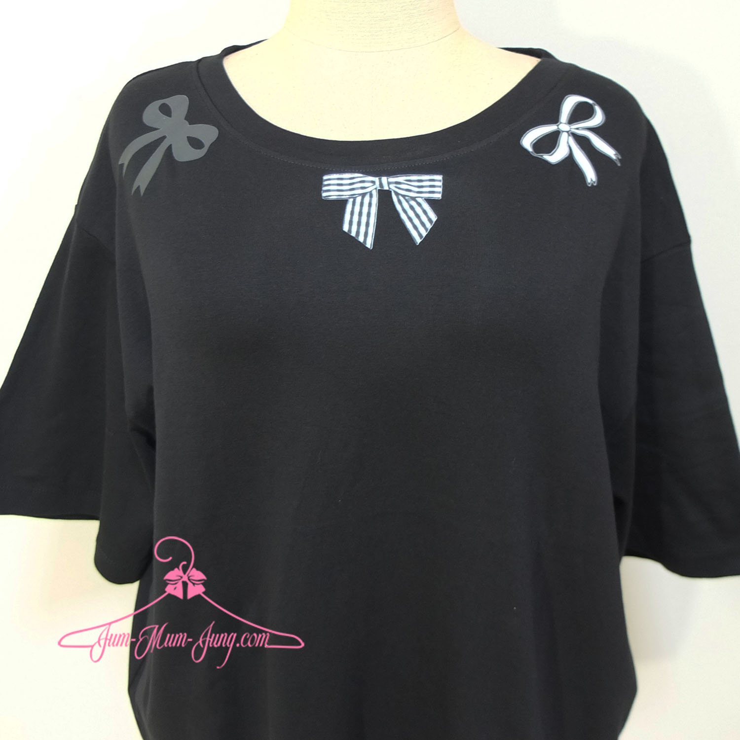 *อก52-54นิ้ว*เสื้อคนอ้วนผ้ายืดดำสกรีนลายโบว์3ดอก เนื้อผ้ายืดได้เยอะ สวยน่ารักมากๆค่ะ
