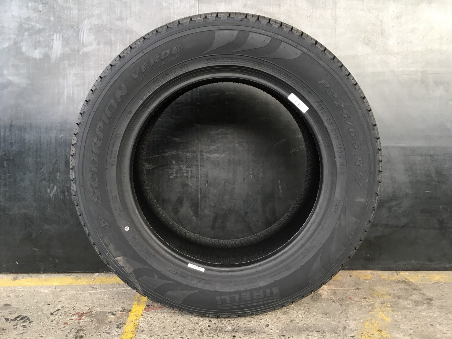 PIRELLI SCORPION VERDE ALL SEASON+ 225/65-17 เส้น 4500 บาท ปี 18 ปกติ 7500