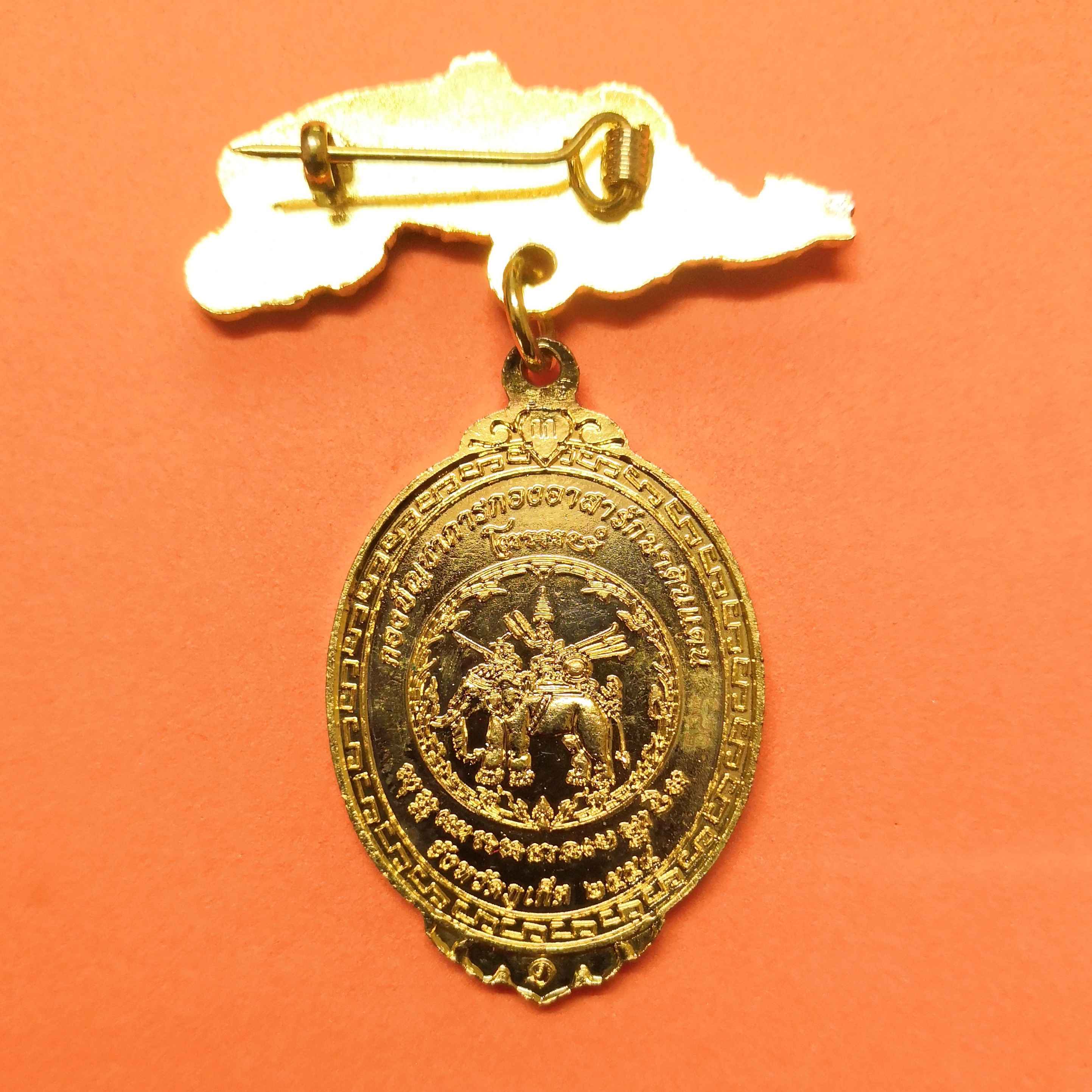 เหรียญ หลวงพ่อแช่ม วัดฉลอง รุ่น กองอาสารักษาดินแดน ภูเก็ต รุ่น 1 ปี 2554 เนื้อกะไหล่ทองลงยา พร้อมเข็มกลัด