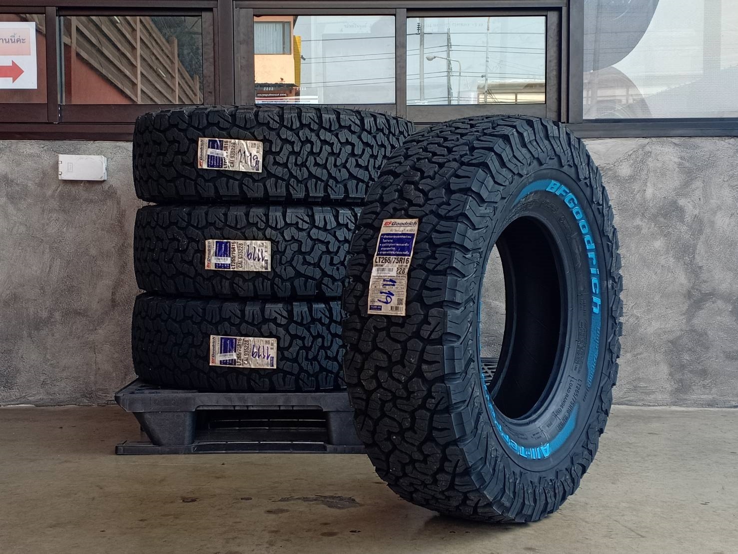 BF-GOODRICH 265/75R16 ALL TERRAIN T/A KO2 119/116R 8PR (ตัวหนังสือขาว) MADE IN THAILAND
