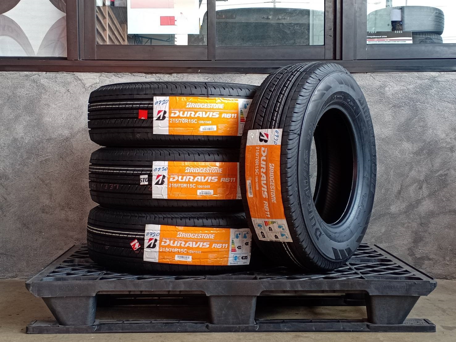 BRIDGESTONE 215/70R15 DURAVIS R611 106/104S MADE IN THAILAND