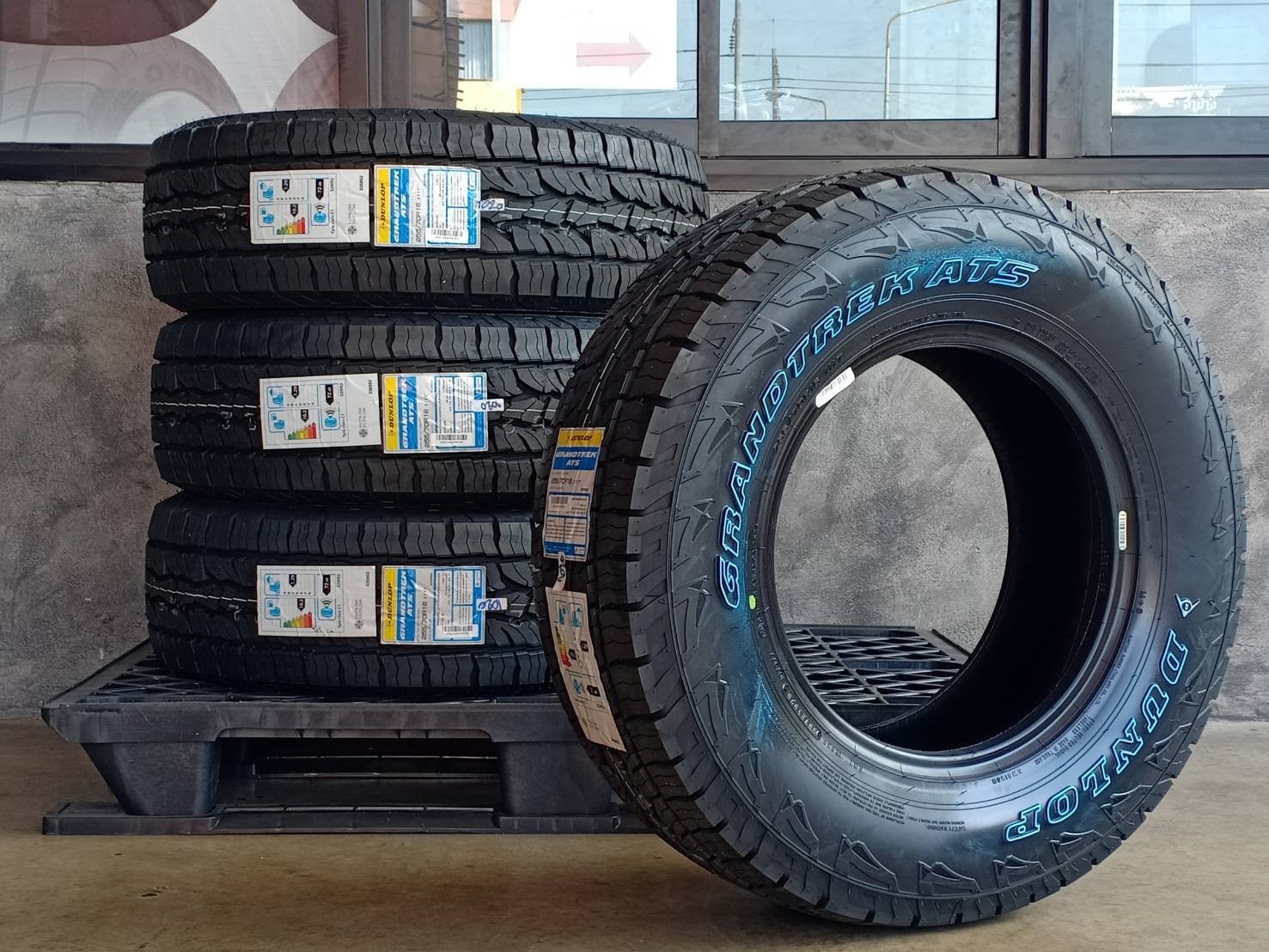 DUNLOP 255/70R16 GRANDTREK AT5 111T (ตัวหนังสือขาว) MADE IN THAILAND