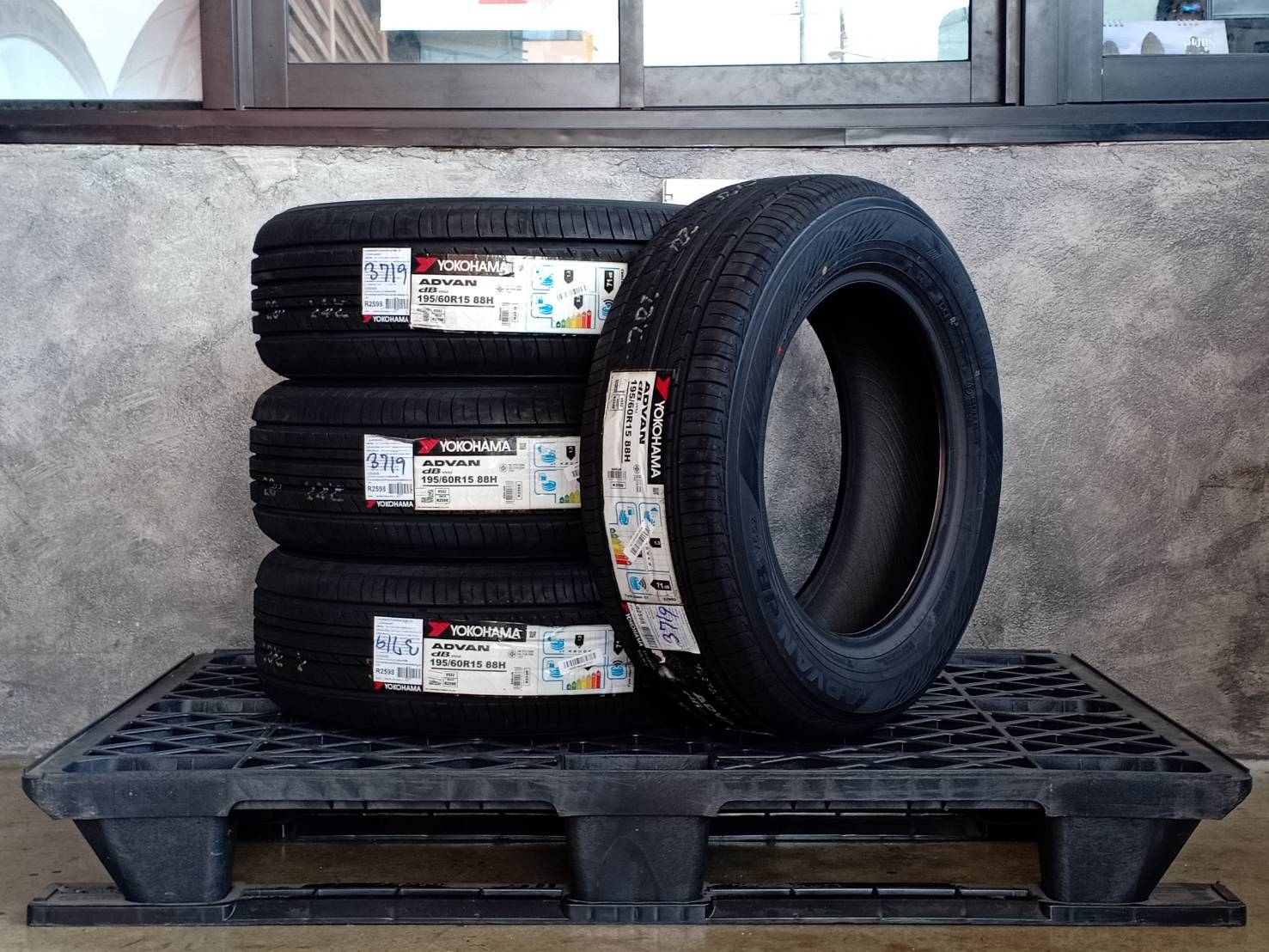 YOKOHAMA ADVAN DB V552 195/60R15 88H JAPAN