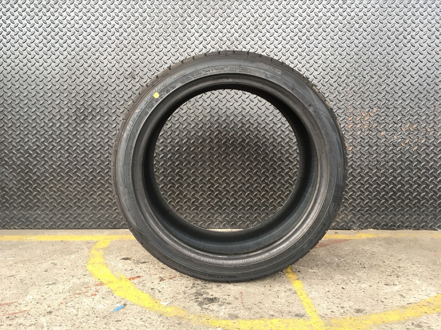 FALKEN ZE914 235-40-18 เส้น 6900 ปี 18 ซื้อ2แถม2 จ่าย 13800 ได้ 4เส้น ปี18