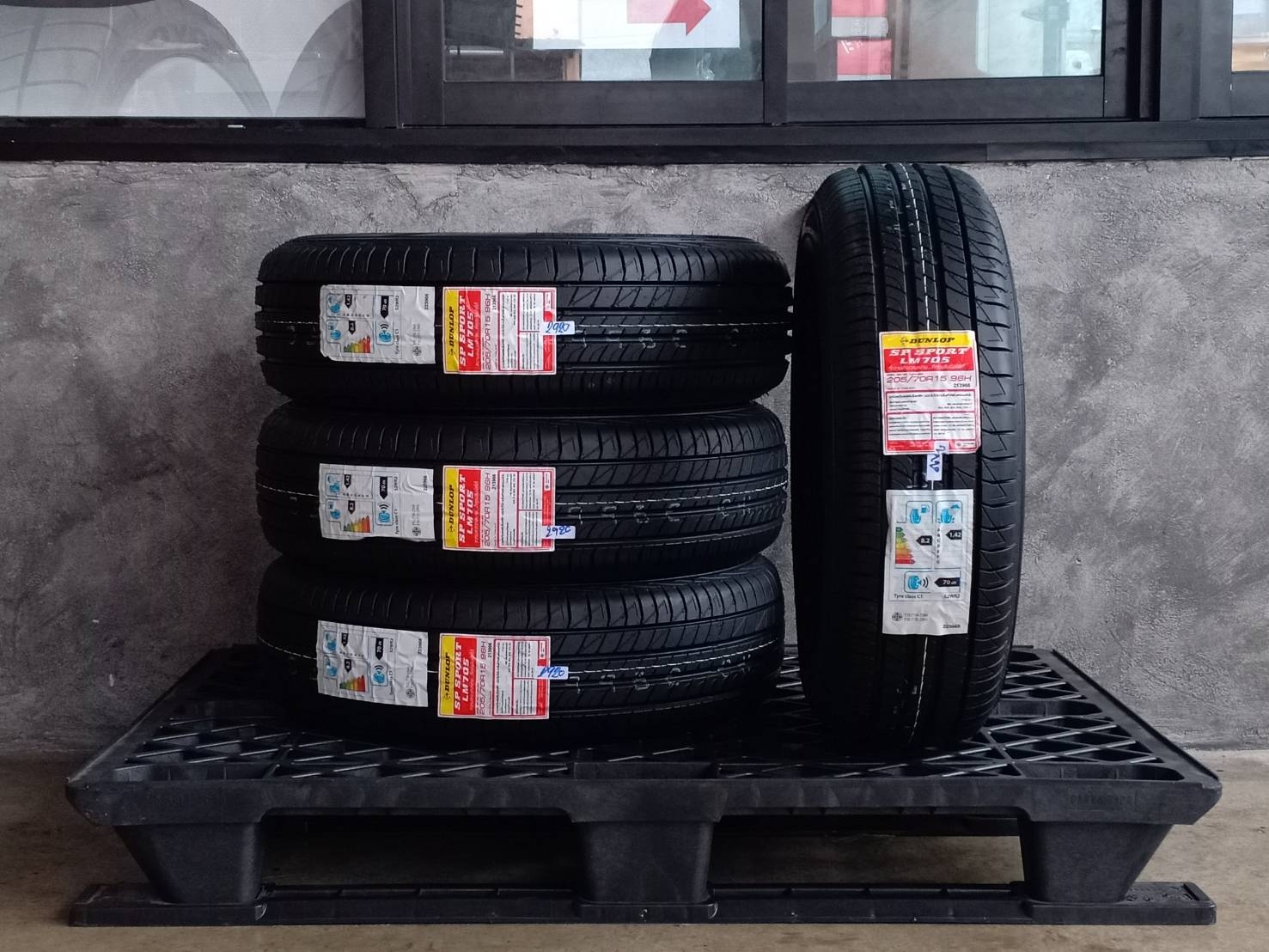 DUNLOP SP SPORT LM705 205/70R15 ปี20