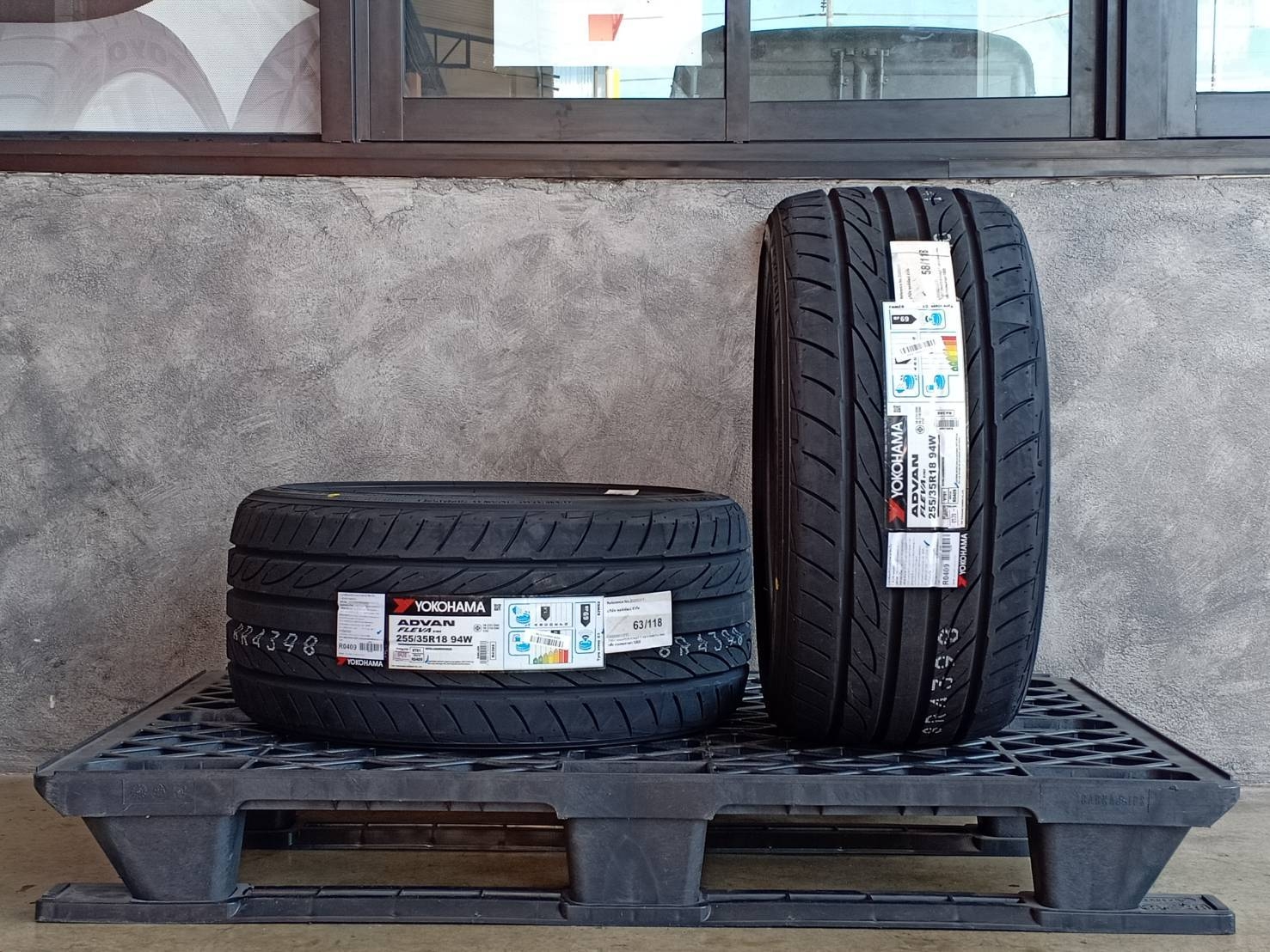 YOKOHAMA 255/35R18 ADVAN FLEVA V701 94W MADE IN JAPAN