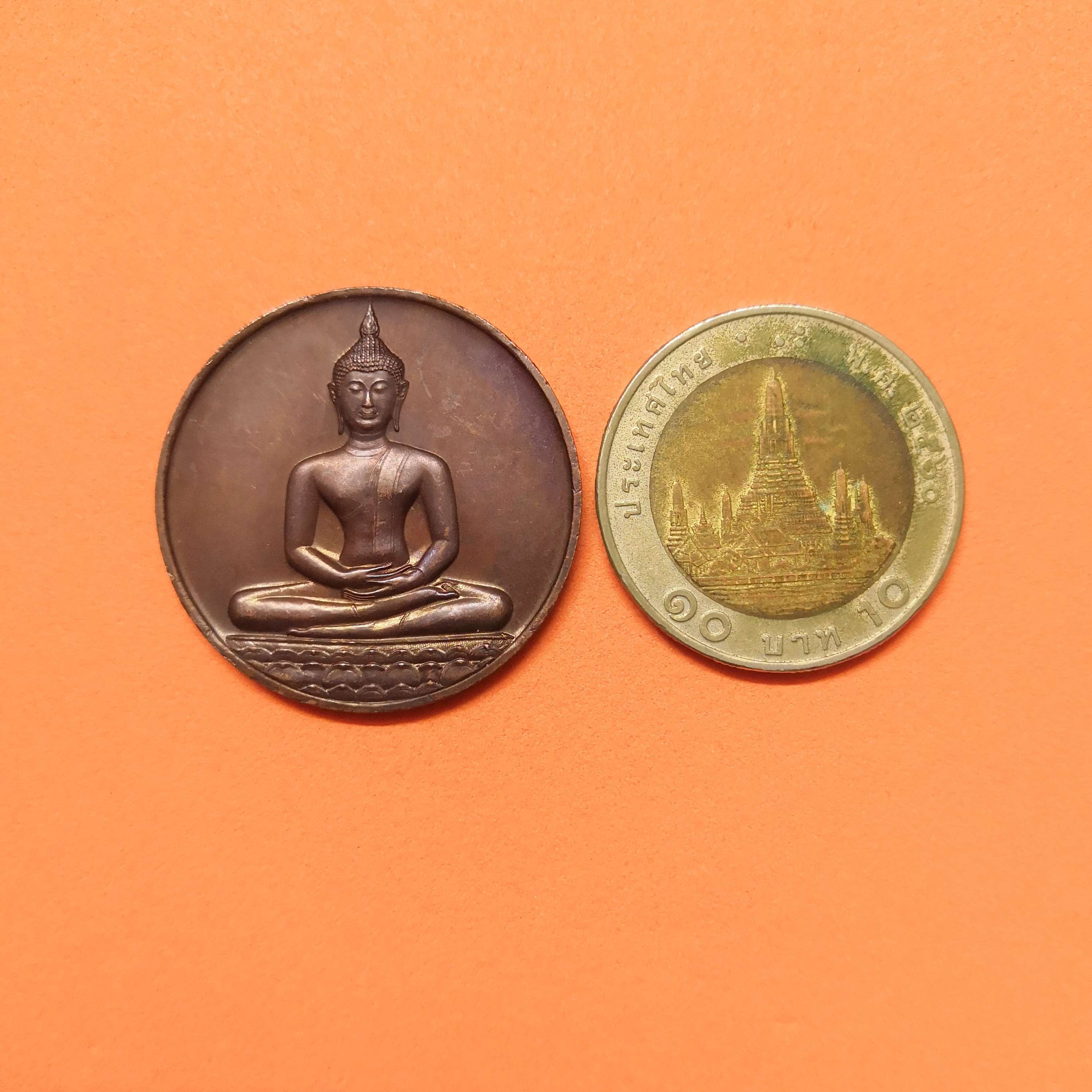 เหรียญ พระพุทธสิหิงค์ หลัง ภปร ที่ระลึกฉลอง 700 ปี ลายสือไทย พ.ศ.2526 หลวงพ่อเกษม เขมโก ปลุกเสก เนื้อทองแดง ขนาด 3 เซน