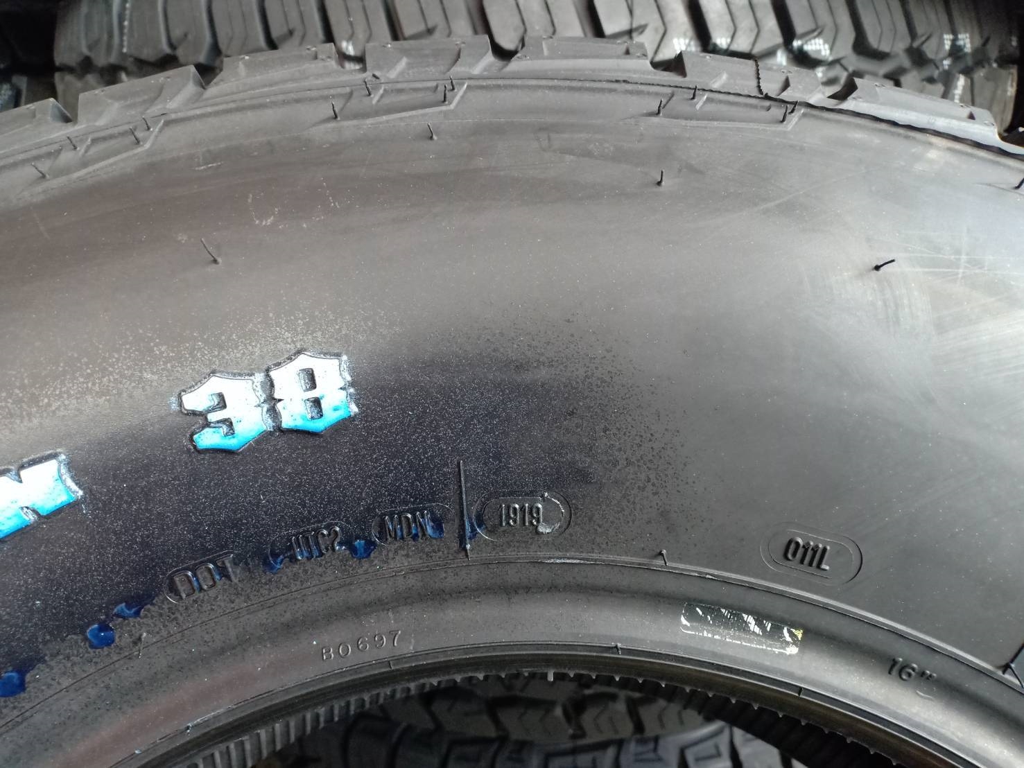 ยางเข้าใหม่ ลดราคา MICKEY THOMPSON AT 265/70R16 112T Y19