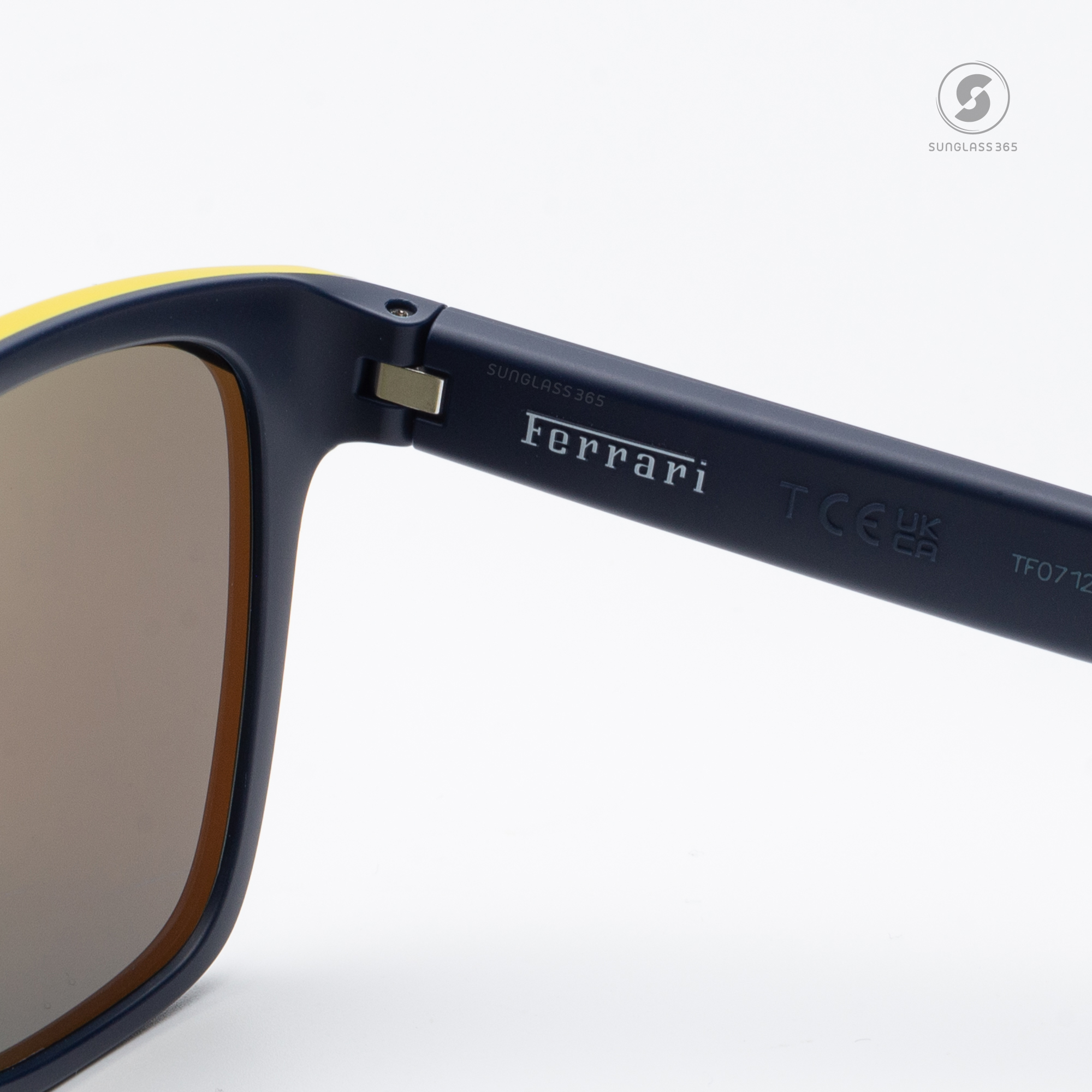 แว่นกันแดด Scuderia Ferrari FZ6013D 509/55