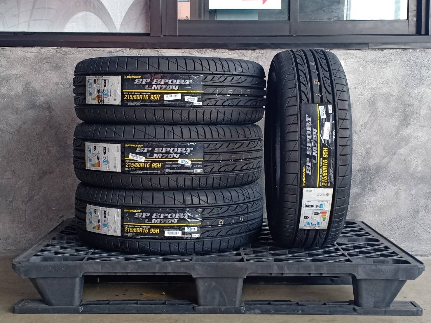 DUNLOP 215/60R16 SP SPORT LM704 95H MADE IN THAILAND