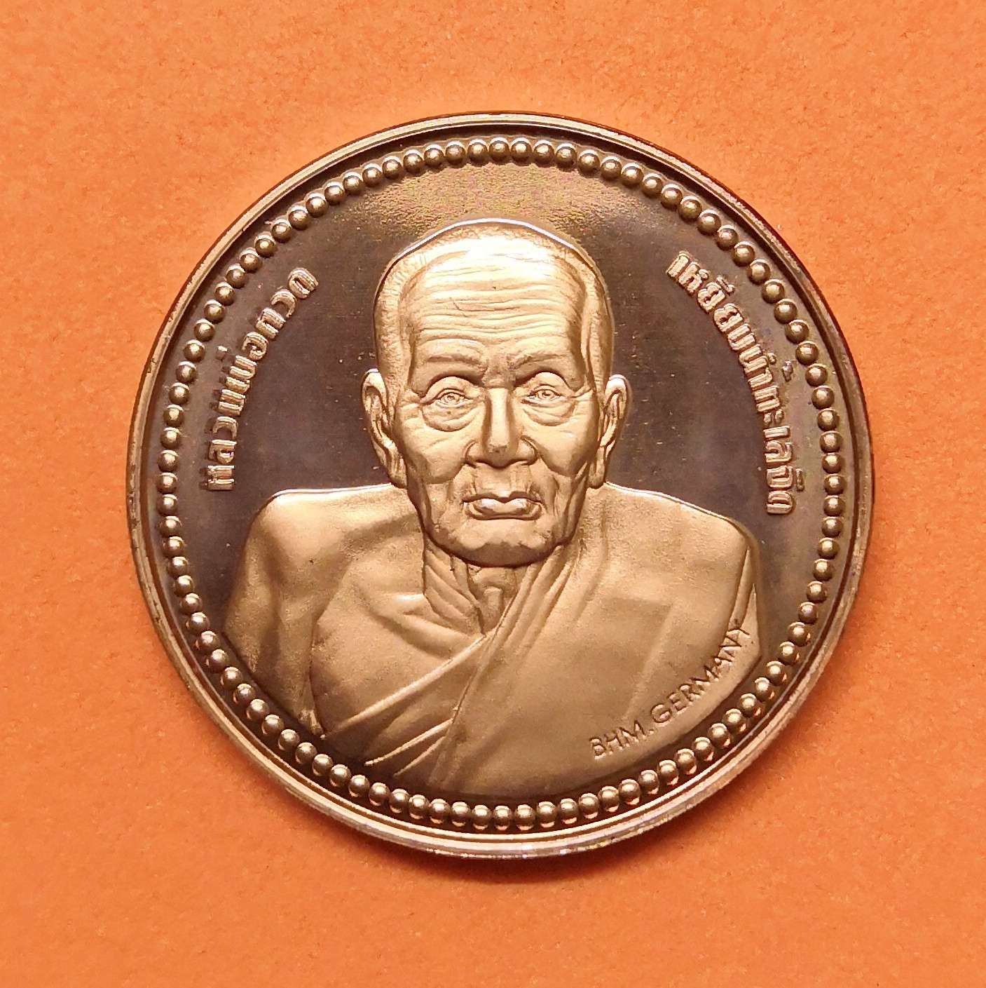 เหรียญหลวงปู่ทวด เหยียบน้ำทะเลจืด วัดช้างไห้ ผลิตที่โรงกษาปณ์เยอรมัน (BHM Germany) ปี 2537 มีตอกยันต์ และหมายเลขที่ขอบเหรียญ เนื้อทองแดงขัดเงา พิมพ์เล็ก ขนาด 2.5 เซน