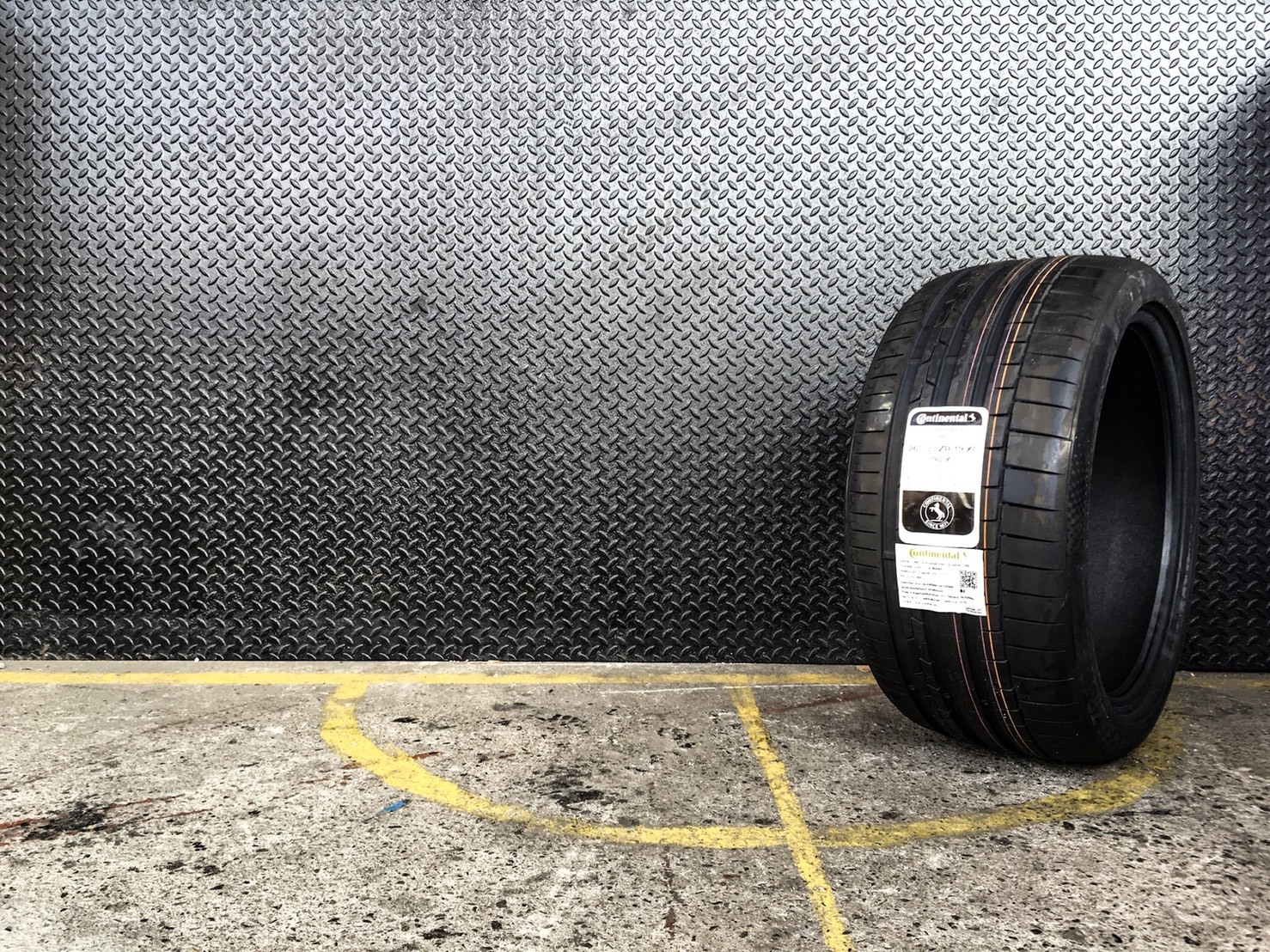 ยางใหม่ค้างปี CONTINENTAL CSC6 255/40-19 เส้น 2900 ปกติ 14000