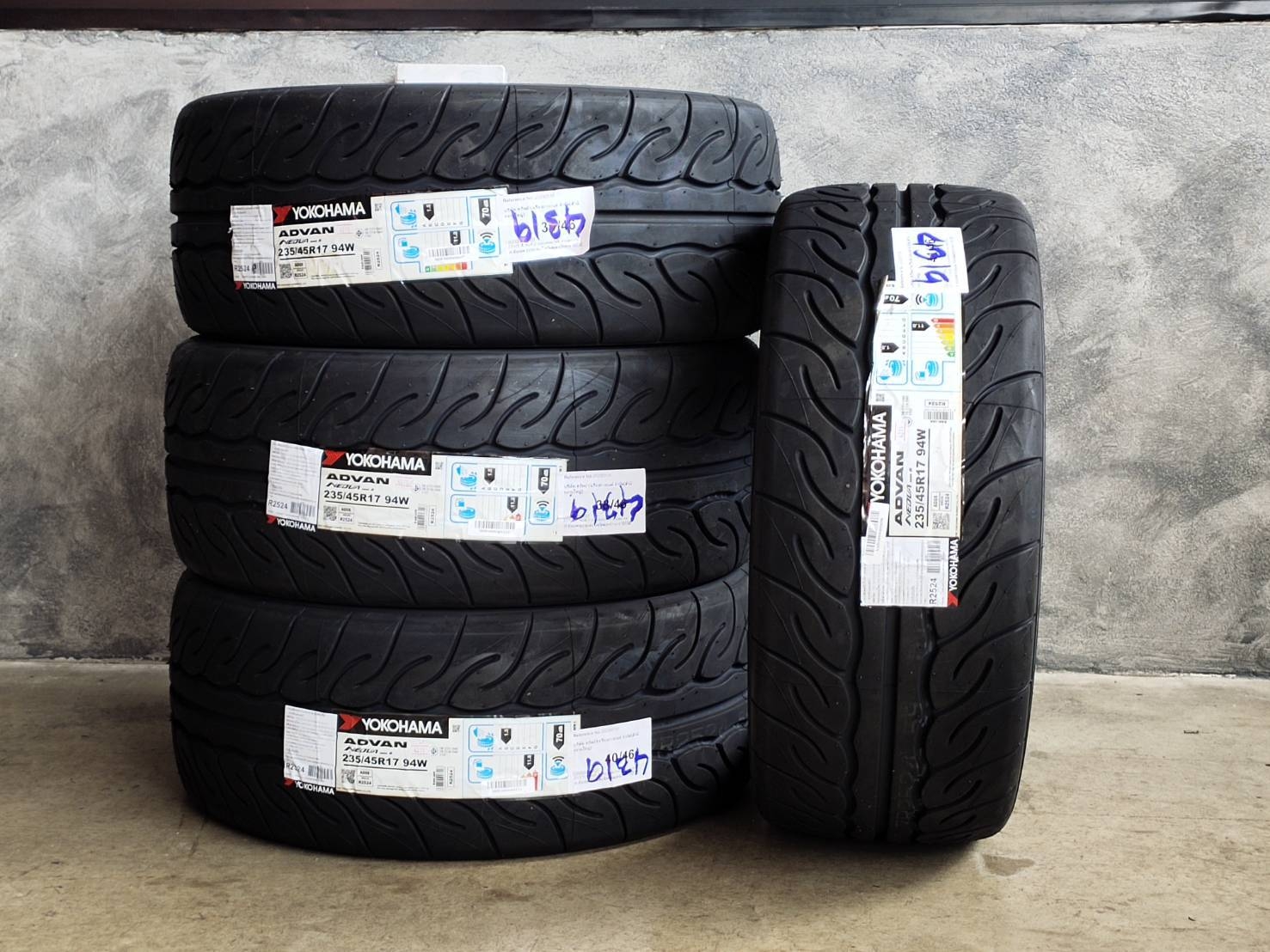 YOKOHAMA ADVAN NEOVA AD08R 235/45R17