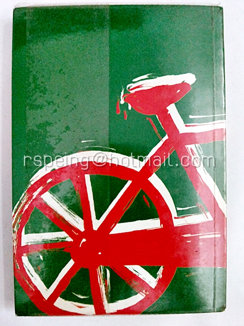 จักรยานแดงในรั้วสีเขียว