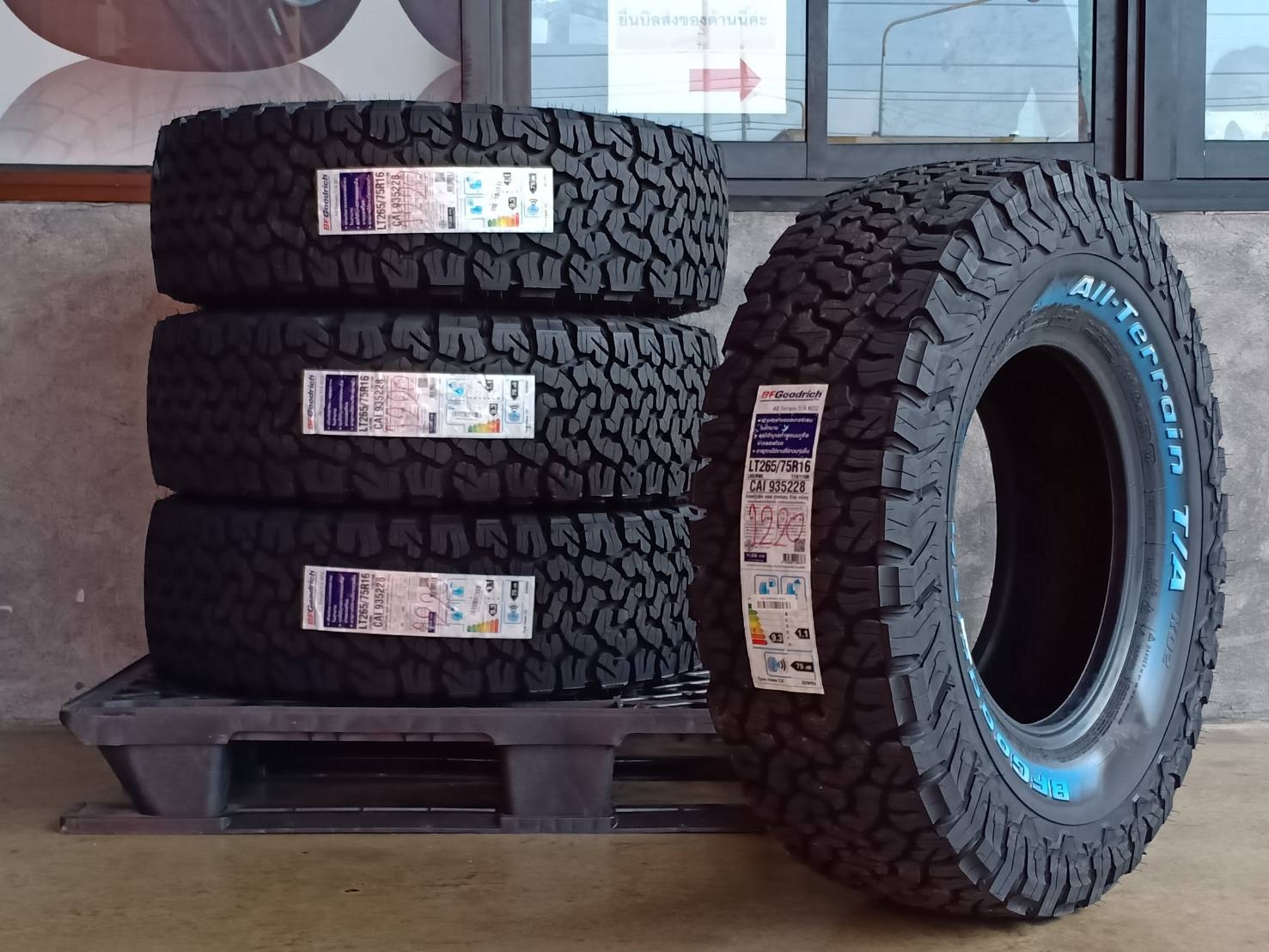 BF-GOODRICH 265/75R16 ALL TERRAIN T/A KO2 119/116R 8PR (ตัวหนังสือขาว) MADE IN THAILAND