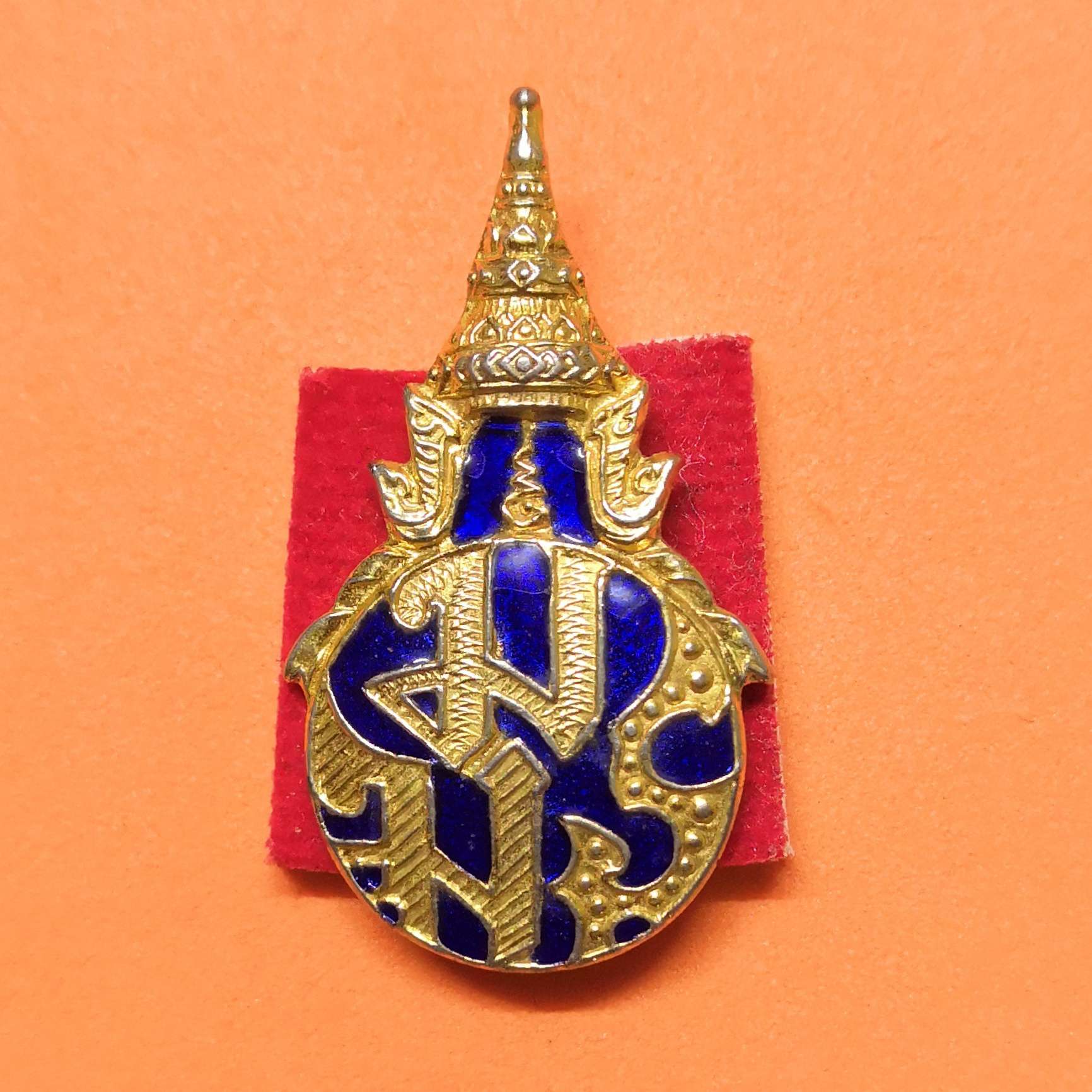 เข็มกลัด มมร ที่ระลึกอายุครบ 5 รอบ พระธรรมธัชมุนี พศ 2520 เนื้อกะไหล่ทองลงยา สูง 3.2 เซน
