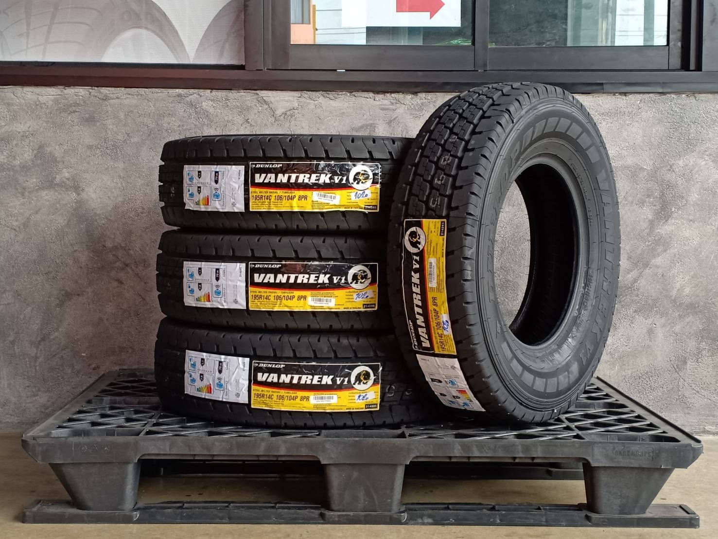 DUNLOP 195R14 VANTREK V1 106/104P 8PR MADE IN THAILAND