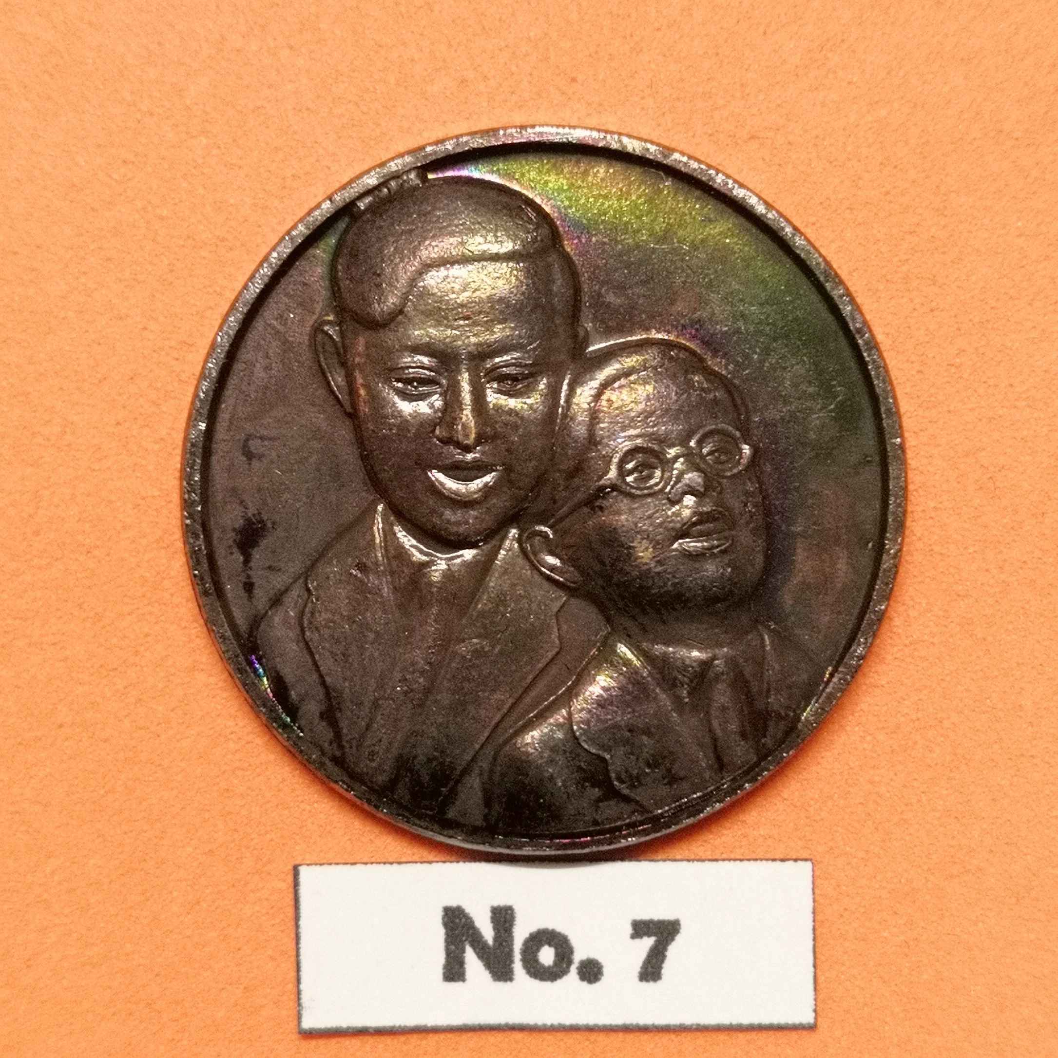 เหรียญ รัชกาลที่ 8 - รัชกาลที่ 9 ที่ระลึกงานแสดงนิทรรศการ ภาพในความทรงจำ ณ วิทยาลัยเพาะช่าง ปี 2560 เนื้อทองแดงรมดำ ขนาด 2.5 เซน พร้อมกล่องเดิม
