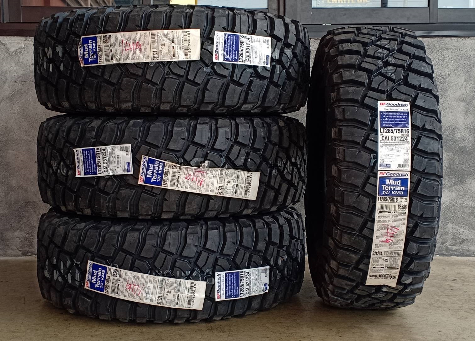 ยางเข้าให่ ลดราคา BF-GOODRICH KM3 285/75R16 126/123Q (ปี19)
