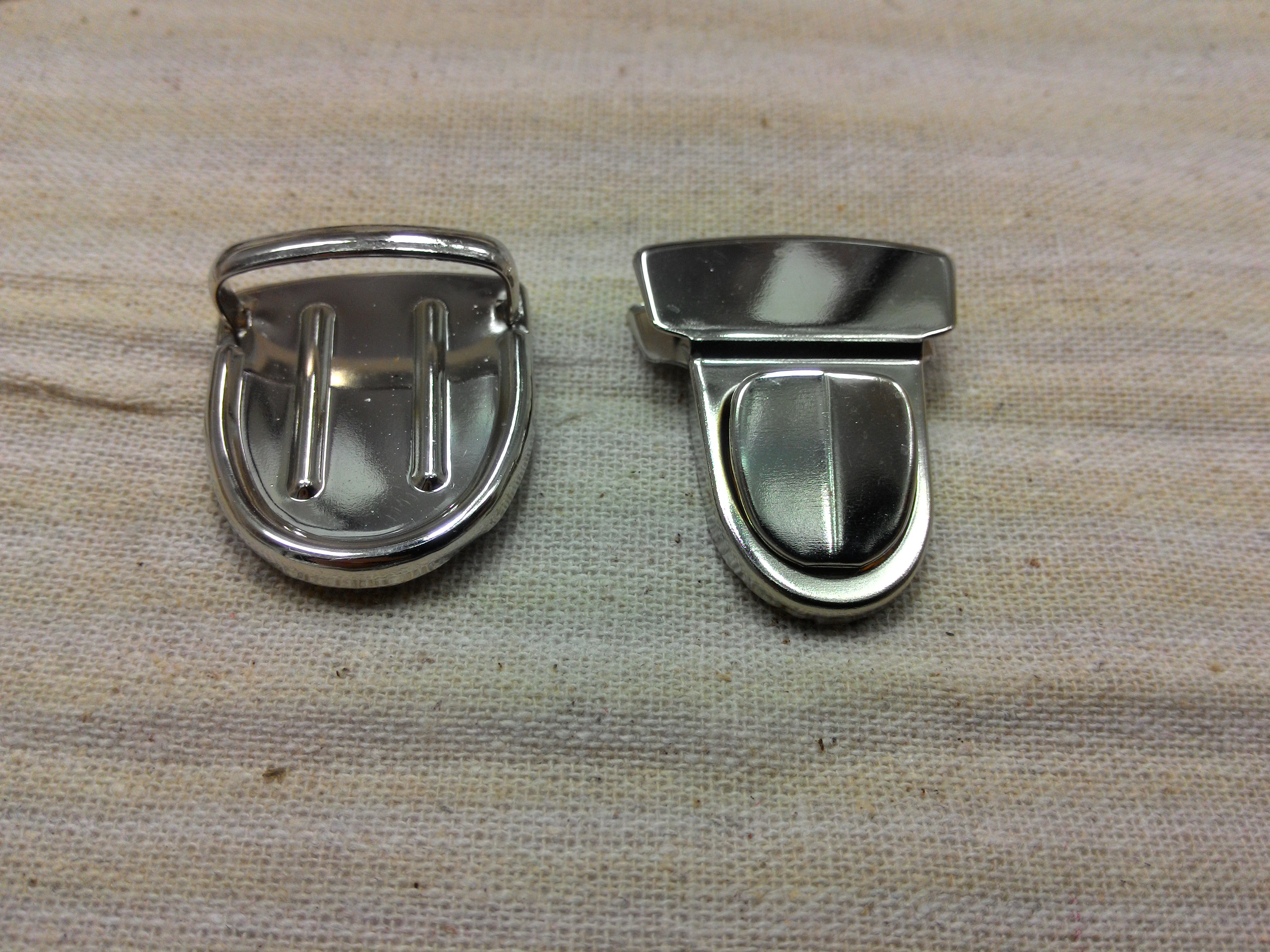 หน้ากระเป๋ามน เงิน