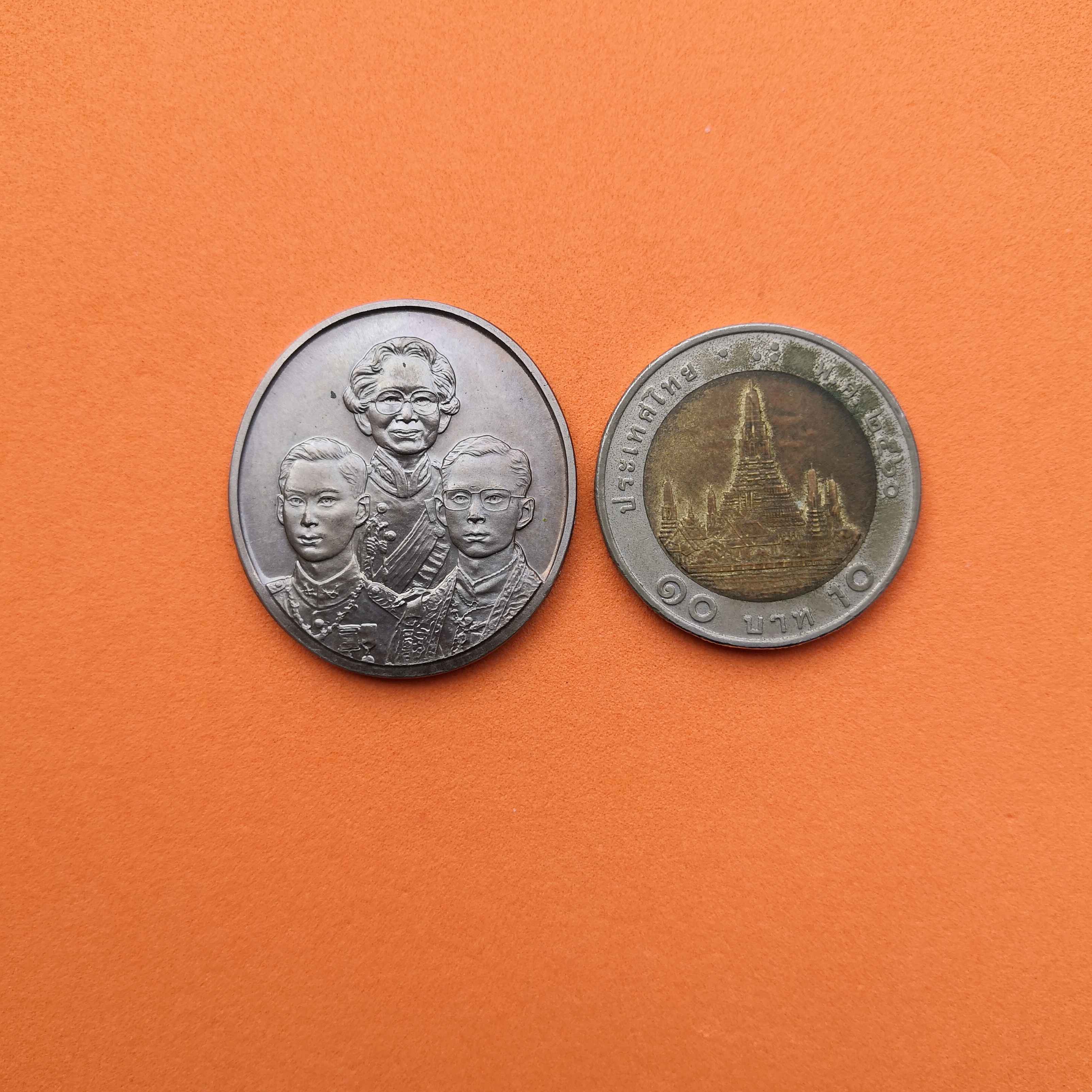 เหรียญเฉลิมพระเกียรติ สมเด็จย่า รัชกาลที่ 8 และ รัชกาลที่ 9 ด้านหลัง พระปรมาภิไธยย่อ 3 พระองค์ เนื้ออัลปาก้า สูง 3 เซนติเมตร บล็อกกษาปณ์