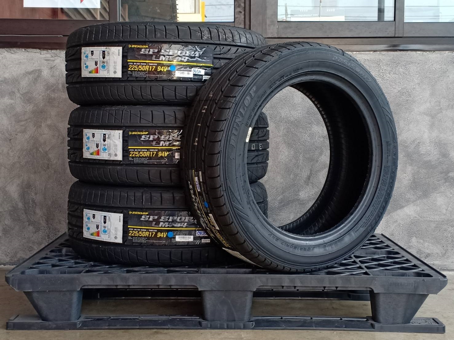 DUNLOP 225/50R17 SP SPORT LM704 94V MADE IN THAILAND