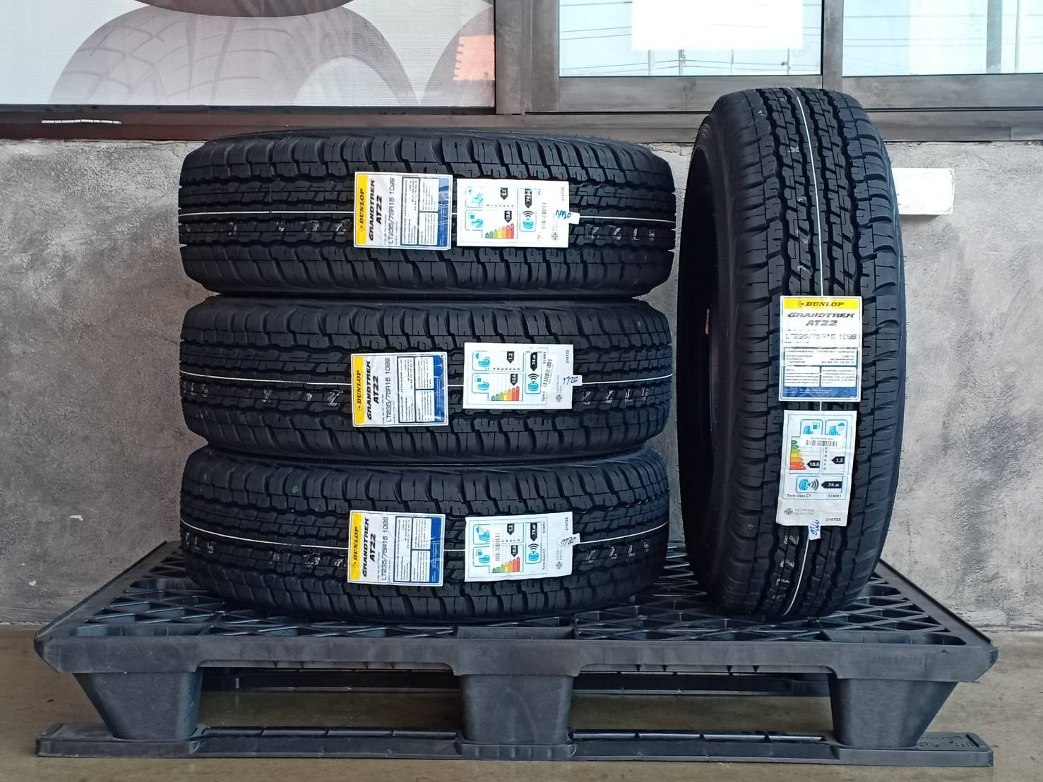 DUNLOP 235/75R15 GRANDTREK AT22 109S MADE IN THAILAND