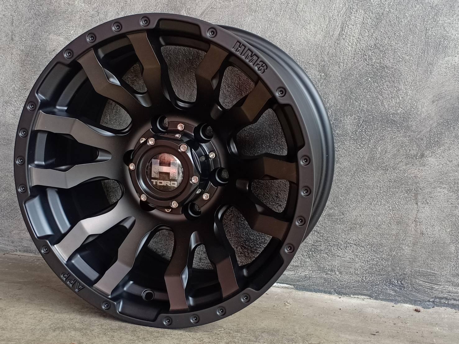 HAMMER HM8 16x8.5 offset+0 6x139.7