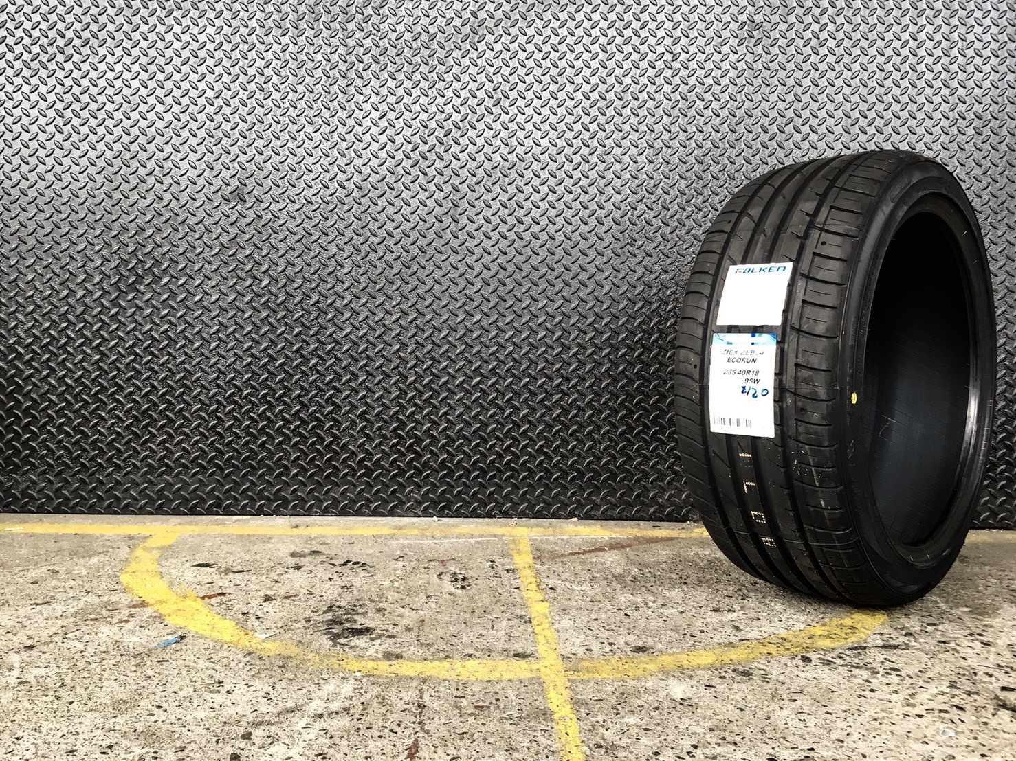 FALKEN ZE914 235-40-18 เส้น 6900 ปี 18 ซื้อ2แถม2 จ่าย 13800 ได้ 4เส้น ปี18