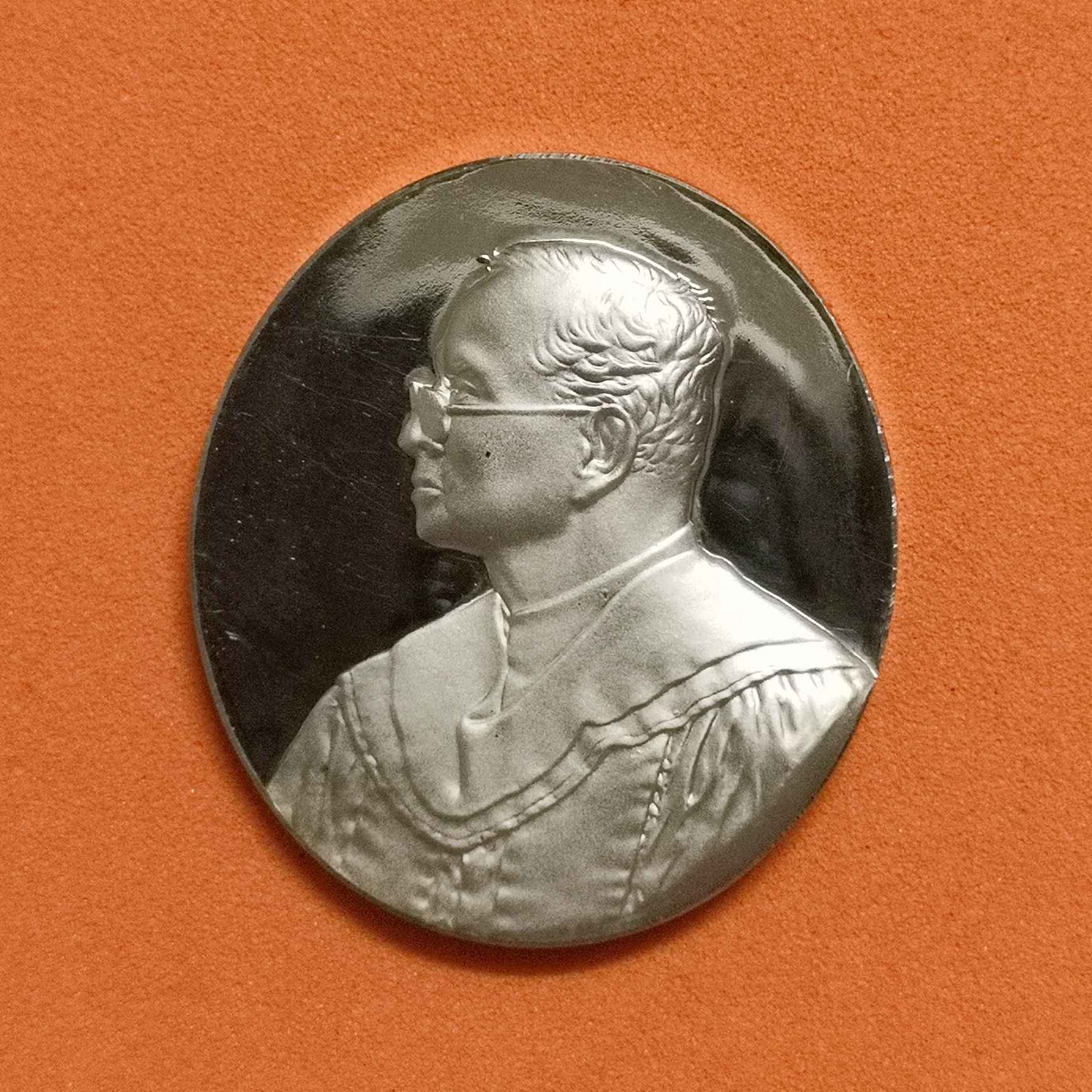 เหรียญที่ระลึกเฉลิมพระเกียรติพระบาทสมเด็จพระเจ้าอยู่หัว รัชกาลที่ 9 วาระครบ 43ปี สถาบันบัญฑิตพัฒนบริหารศาสตร์ (นิด้า) 5 ธันวาคม 2553 เนื้อเงิน สูง 2.8 เซน