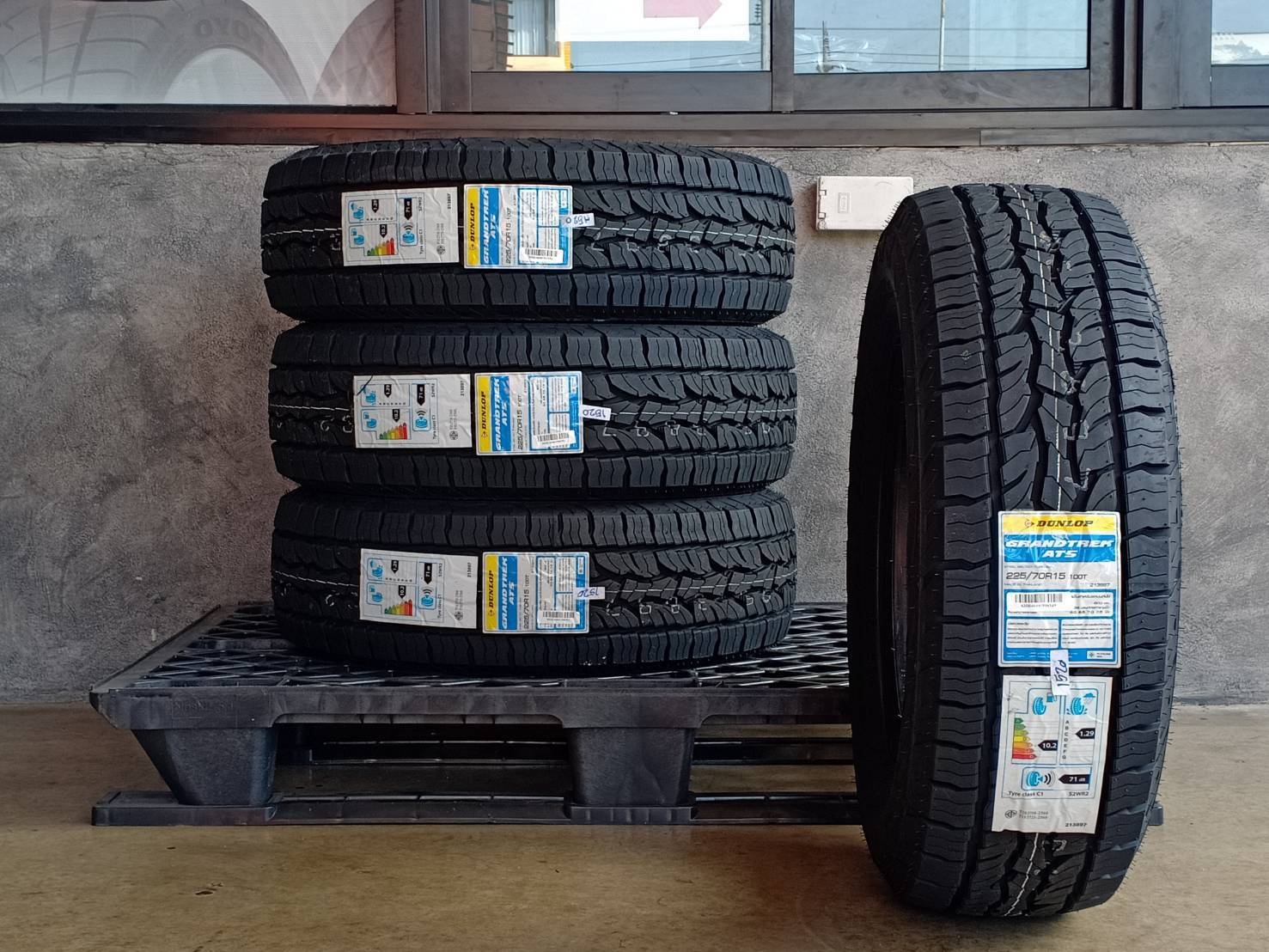 DUNLOP 225/70R15 GRANDTREK AT5 100T (ตัวหนังสือขาว) MADE IN THAILAND