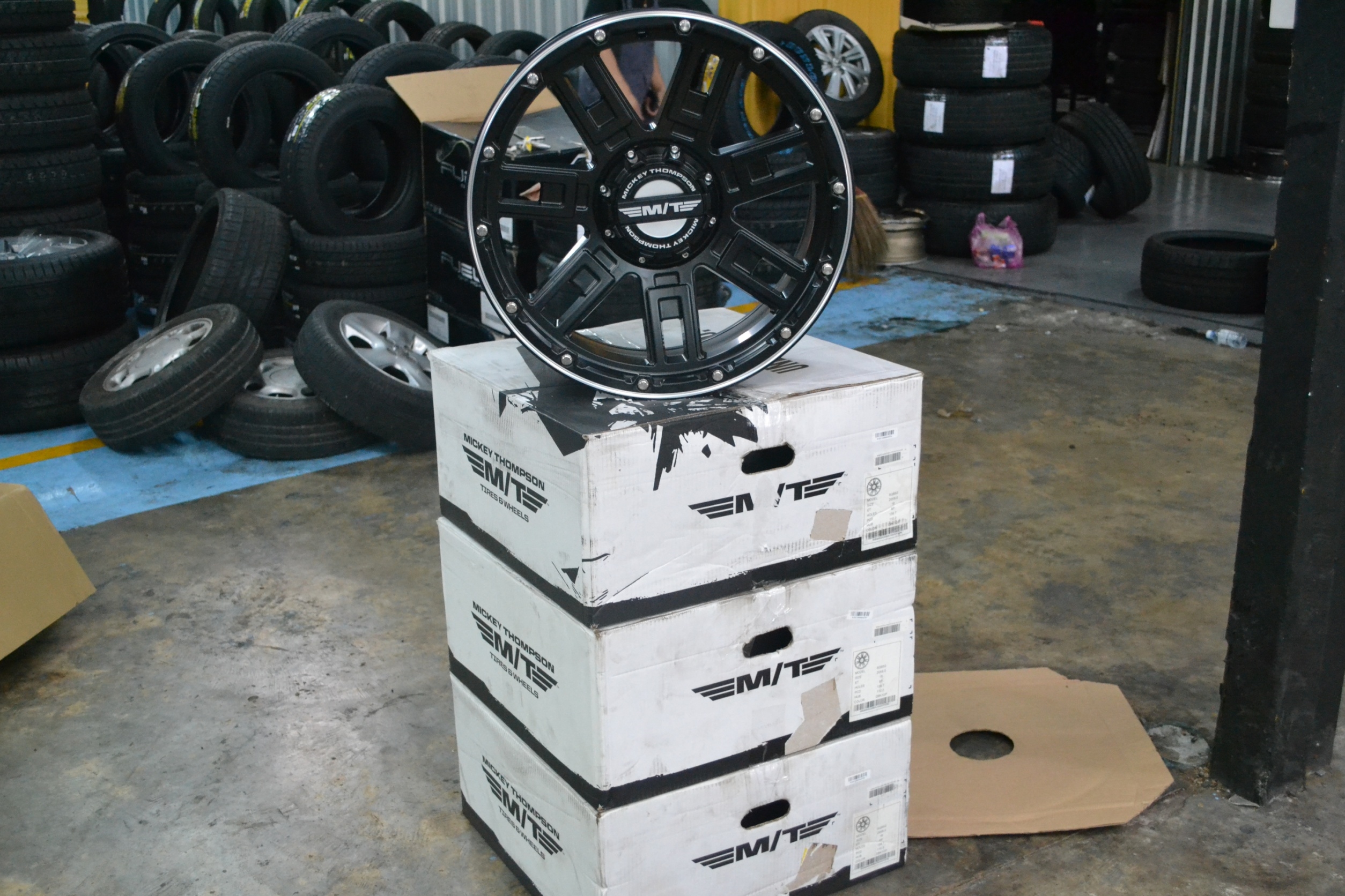 ล้อแท้ MICKEY THOMPSON SQ85 SIDEBIT SIDEBITER