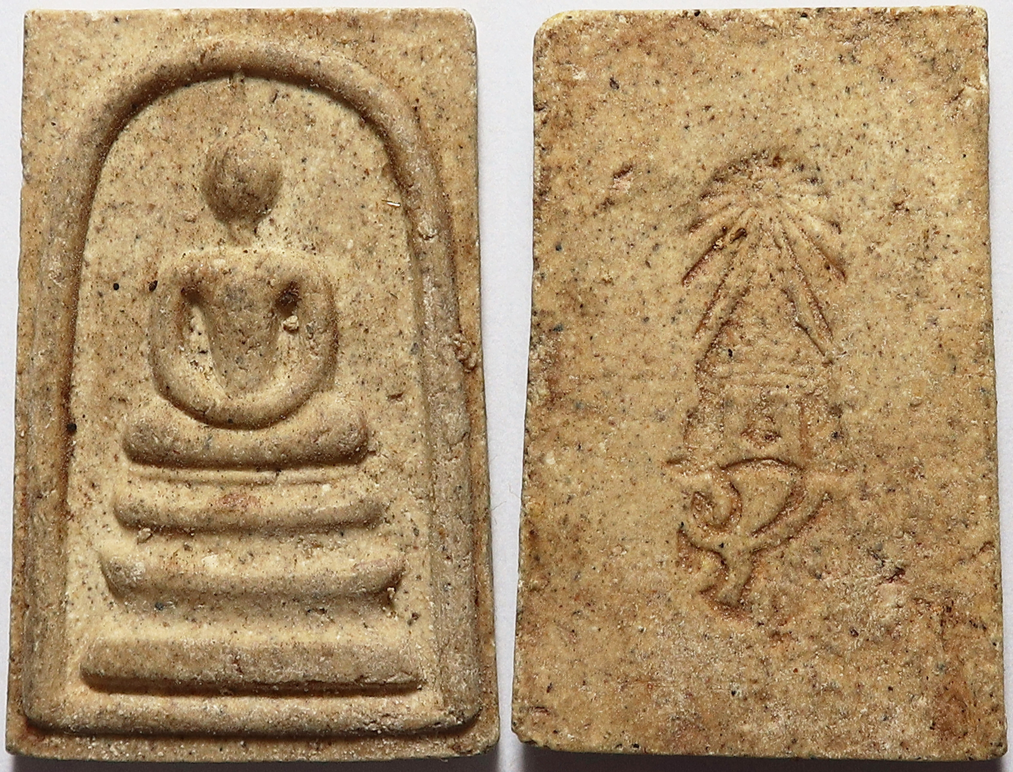 38 (3) พระสมเด็จ หลัง ภปร. ฉลองวัดชิโนรส 150 ปี พ.ศ.2529 ผสม ผงสมเด็จจิตรลดา และ มวลสารศักดิ์สิทธิ์จากหลายพระเกจิคณาจารย์ ต่าง ๆ มากมาย