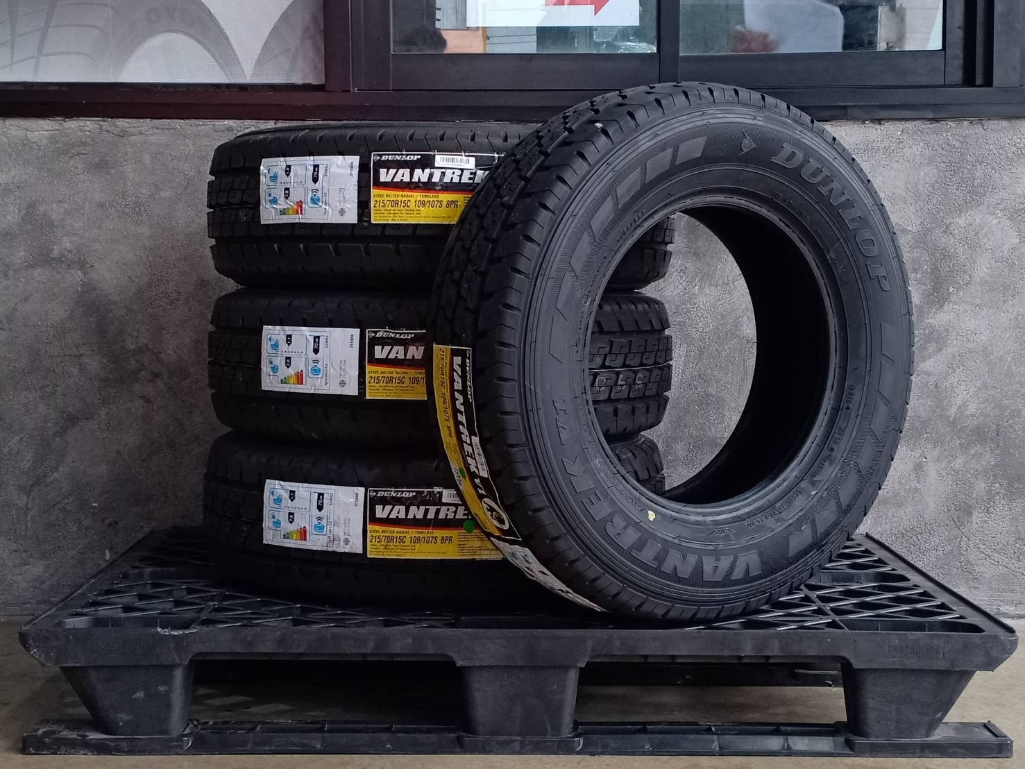 DUNLOP 215/70R15 VANTREK V1 109/107S 8PR MADE IN THAILAND