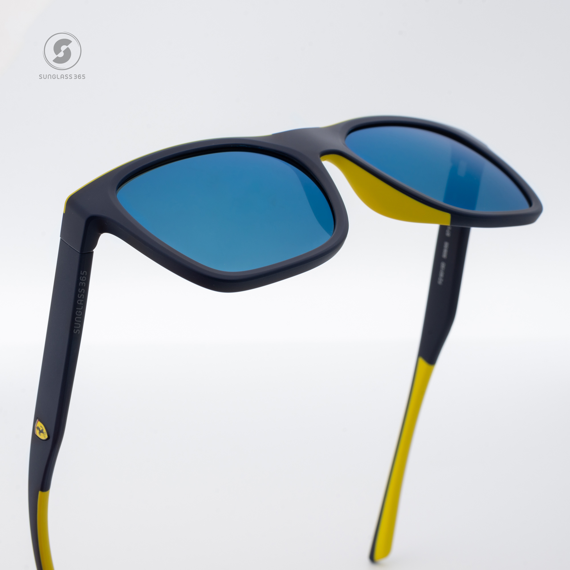 แว่นกันแดด Scuderia Ferrari FZ6013D 509/55