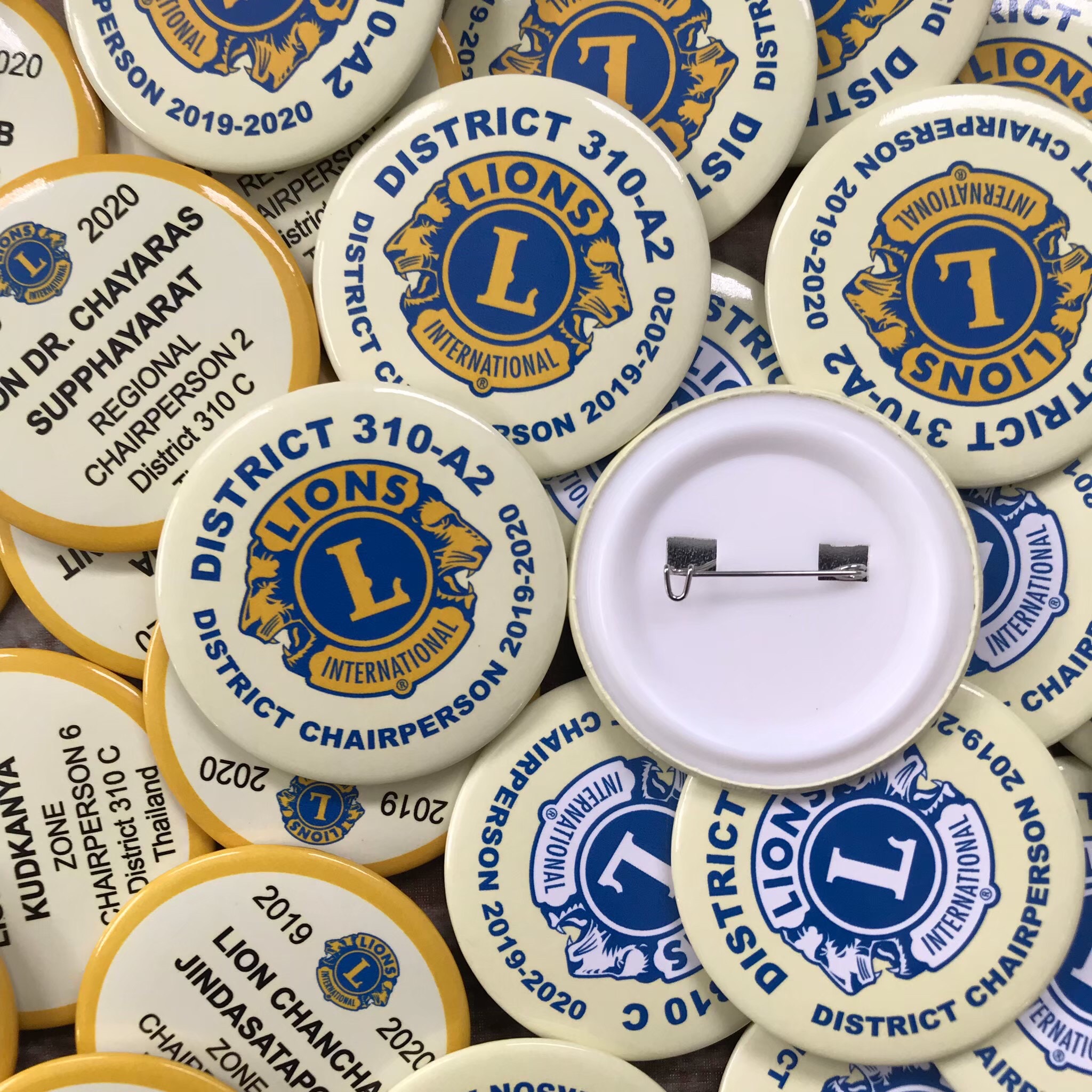 เข็มกลัดวงกลมพลาสติก รับผลิตเข็มกลัดวงกลม เหรียญ รับทําเข็มกลัดด่วน