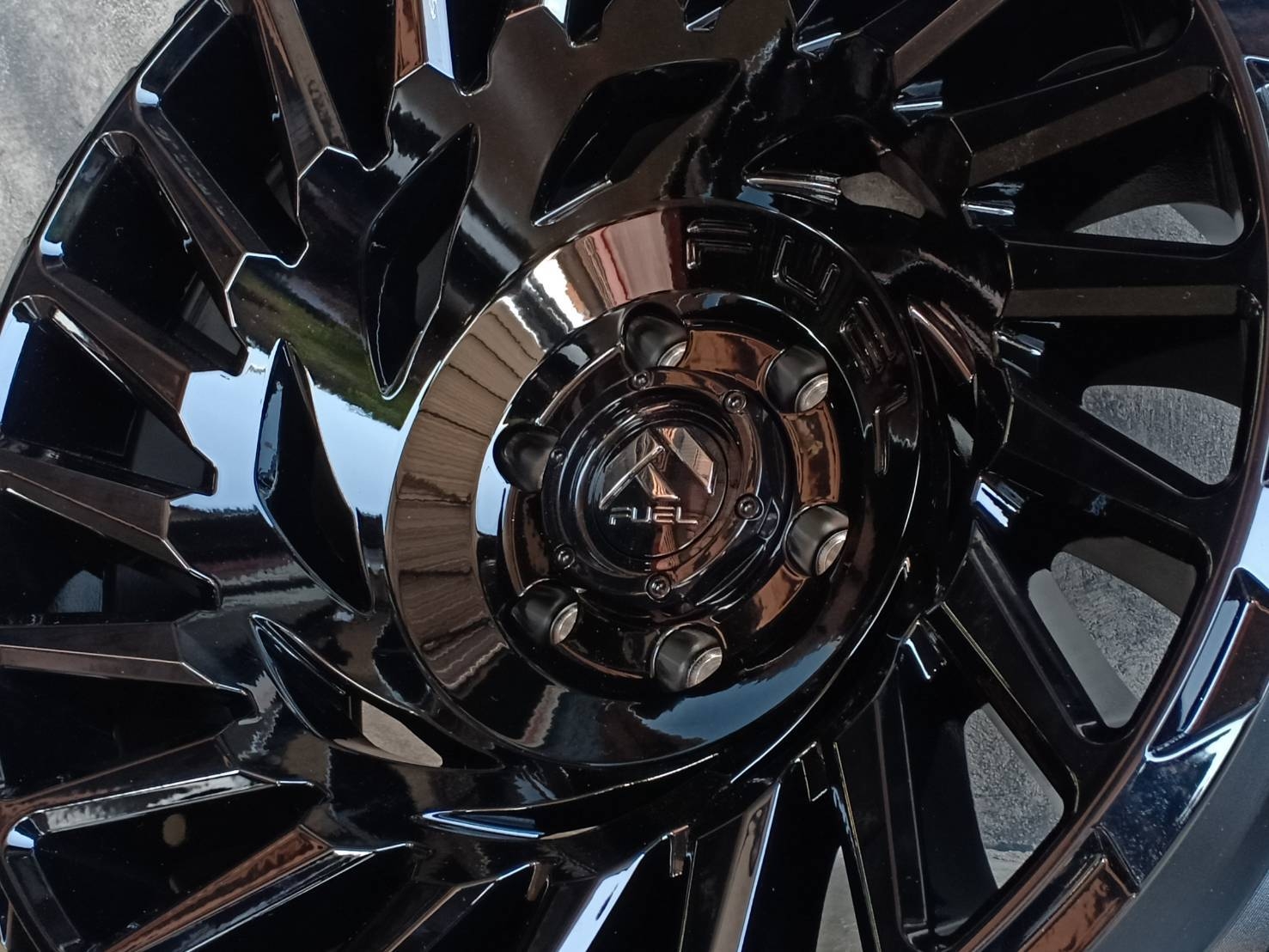 FUEL-CYCLONE 20X10 6X139.7 -18 106.1 GLOSSY BLACK