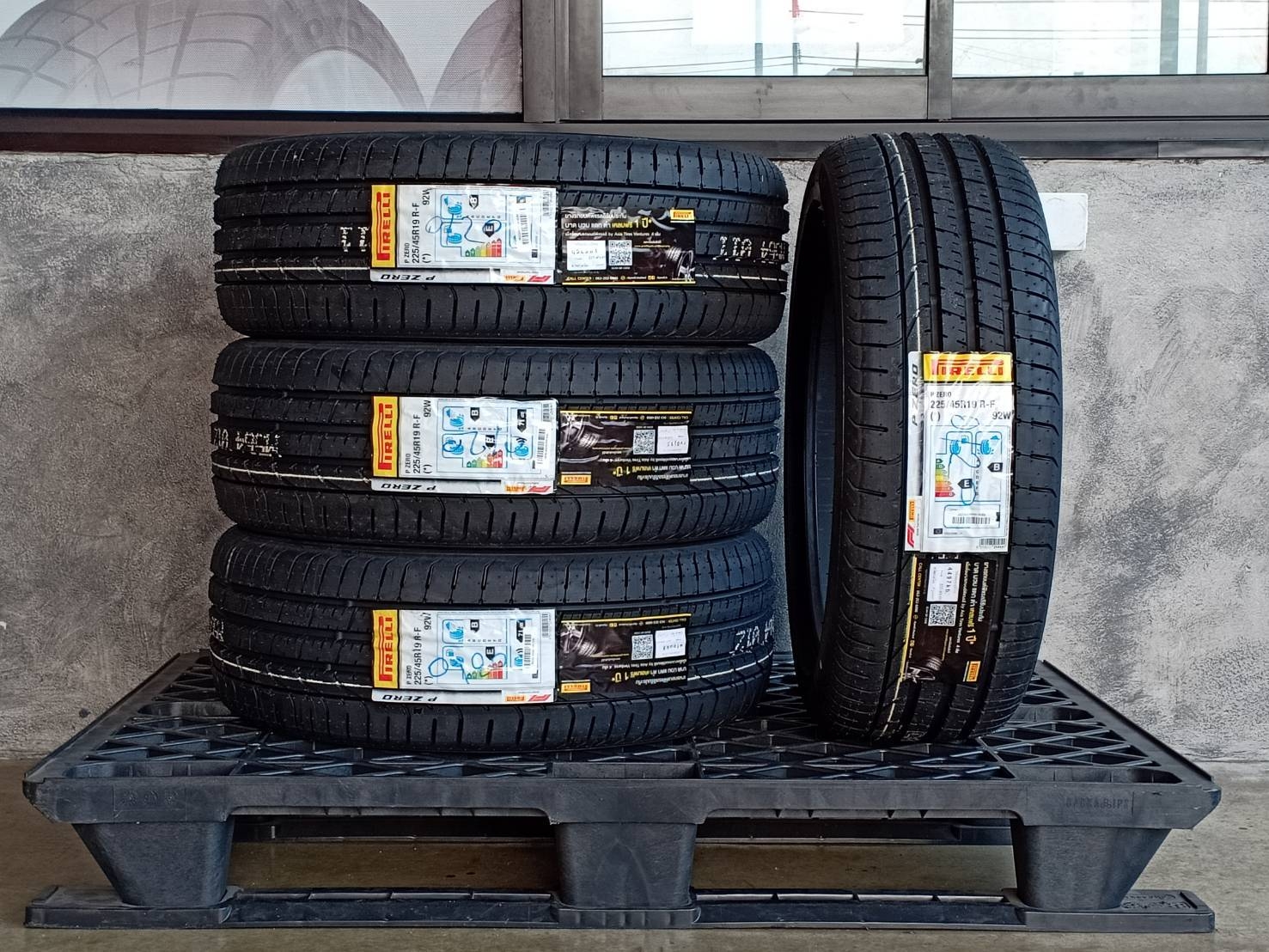 PIRELLI 225/45R19 P ZERO (*) R-F 92W MADE IN GERMANY