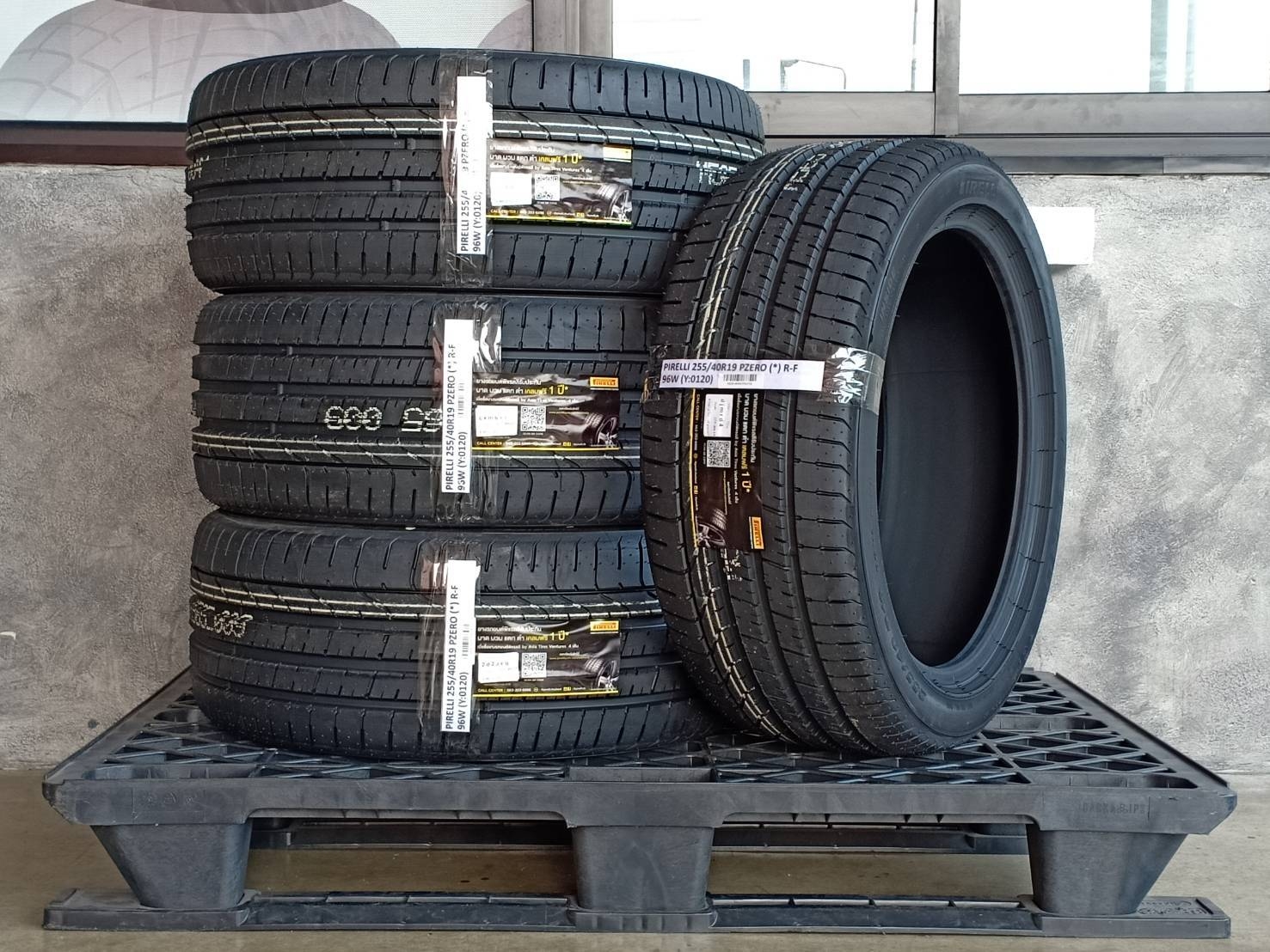 PIRELLI 255/40R19 P ZERO (*) R-F ต้องการส่วนลดราคาพิเศษ กรุณาสอบถาม