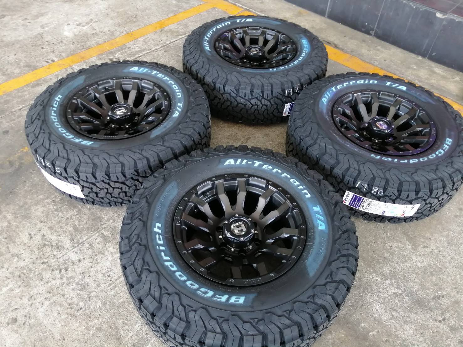 ล้อ HAMMER HM8 ขอบ16 กว้าง 8.5 PCD 6x139.7 offset+0