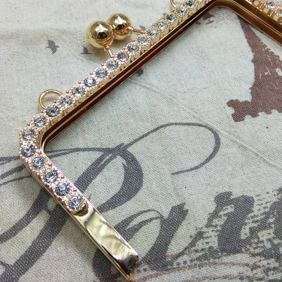 ปากกระเป๋าปิ๊กแป๊กเพชรล้อม6นิ้ว ทอง