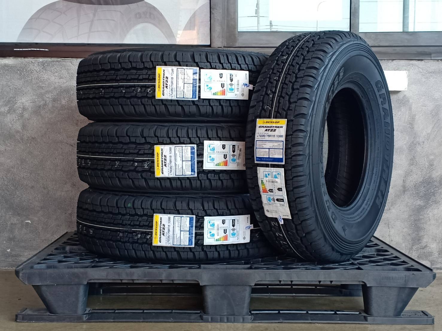 DUNLOP 235/75R15 GRANDTREK AT22 109S MADE IN THAILAND