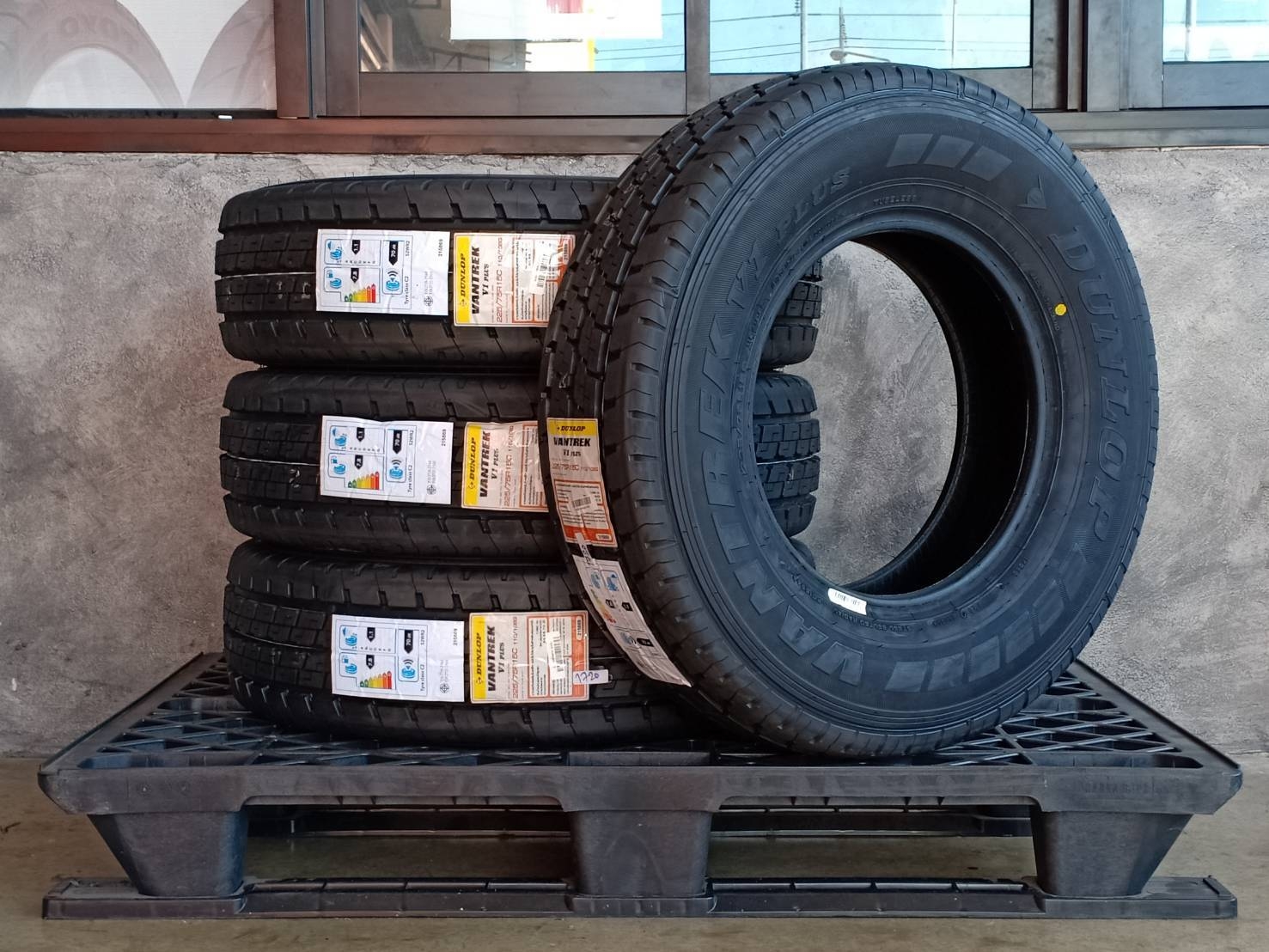 DUNLOP 225/75R15 VANTREK V1 PLUS 110/108Q MADE IN THAILAND