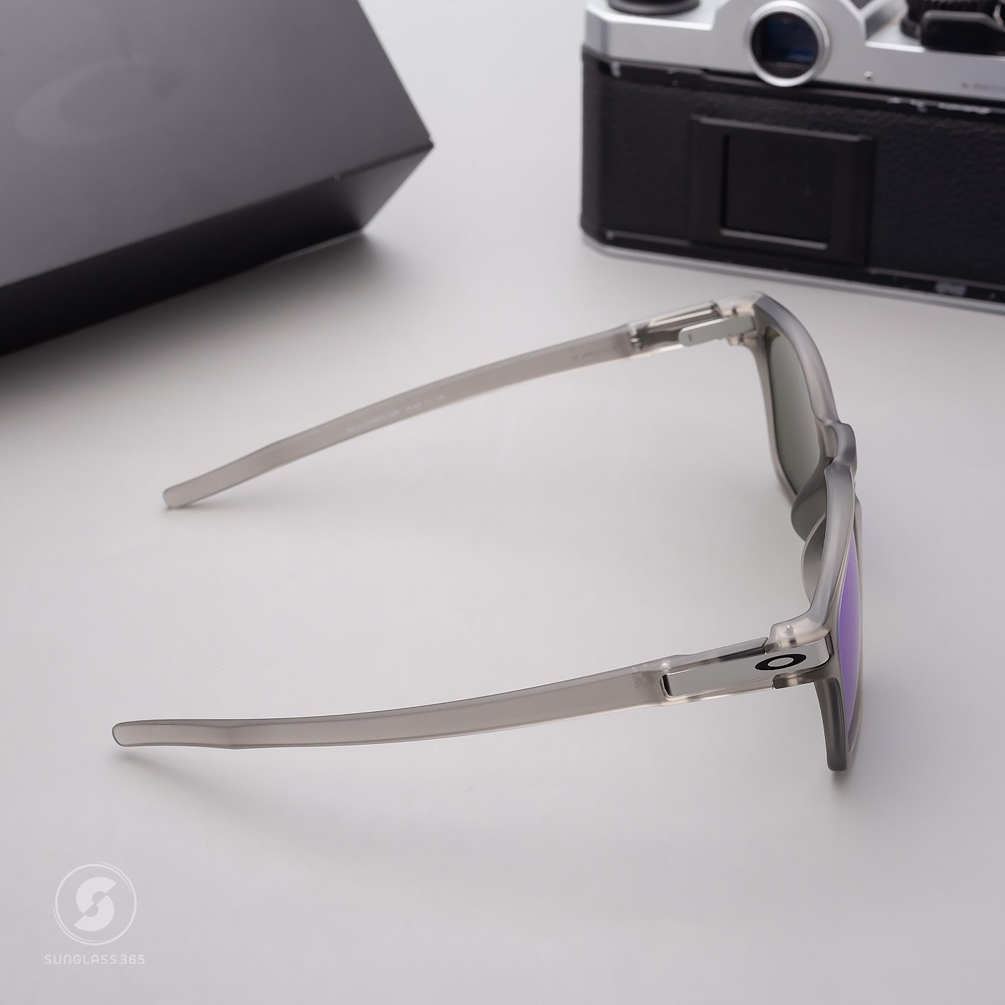 Oakley OO9358-12 MATTE GREY INK Prizm Sapphire