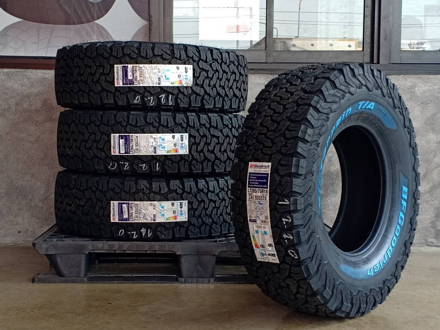 BF-GOODRICH 265/75R16 ALL TERRAIN T/A KO2 119/116R 8PR (ตัวหนังสือขาว) MADE IN THAILAND
