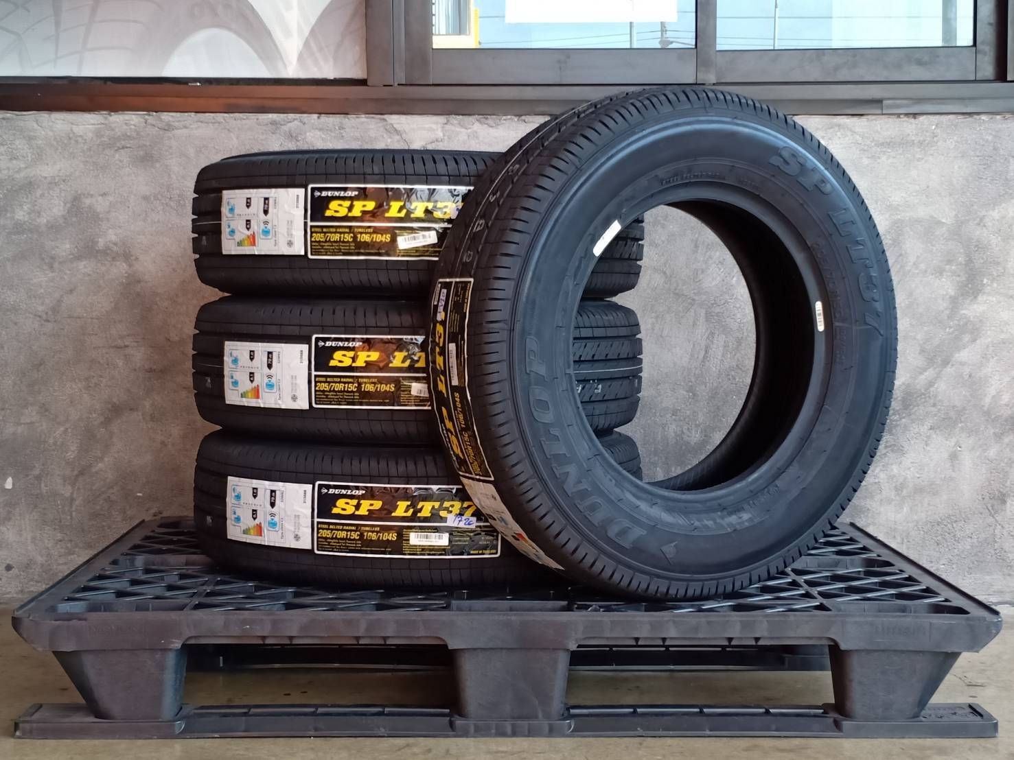 DUNLOP 205/70R15 SPLT37 106/104S MADE IN THAILAND