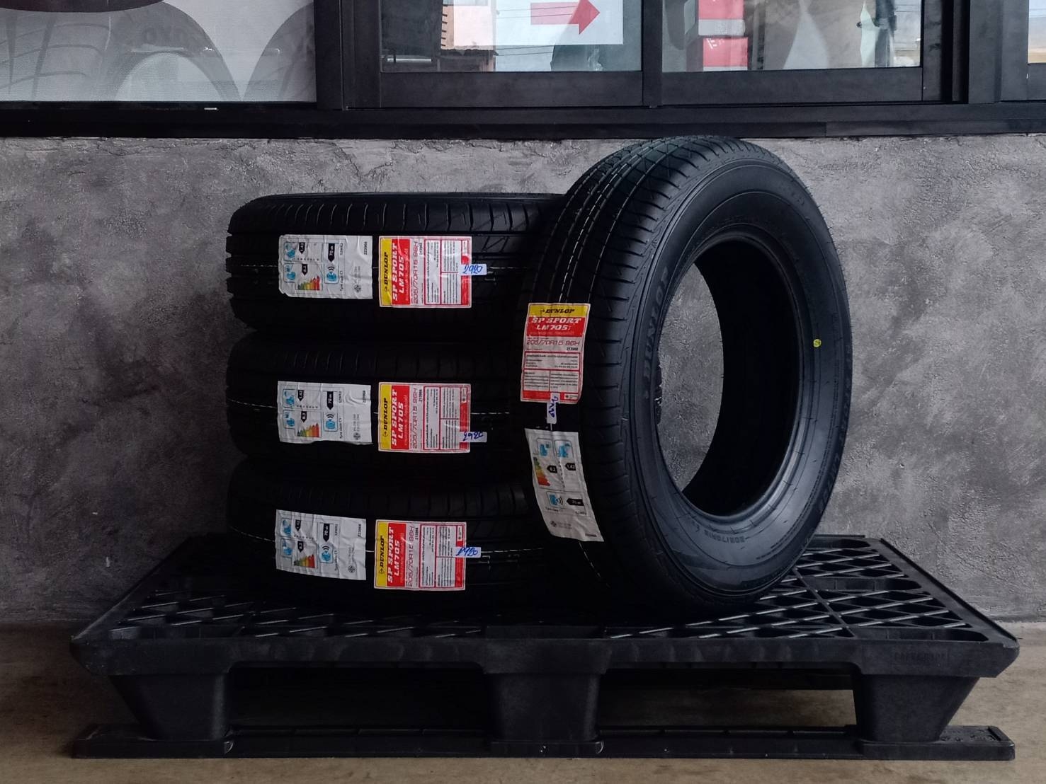 DUNLOP SP SPORT LM705 205/70R15 ปี20