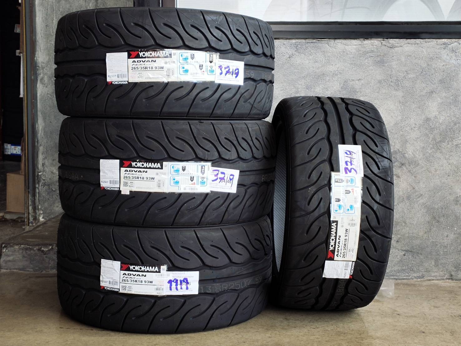 YOKOHAMA ADVAN NEOVA AD08R 265/35R18