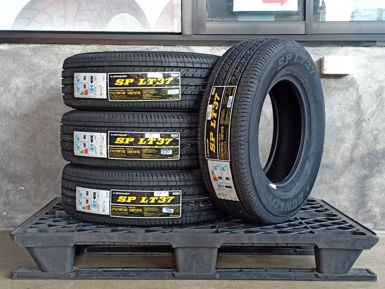 DUNLOP 215/70R15 SP LT37 109/107S MADE IN THAILAND